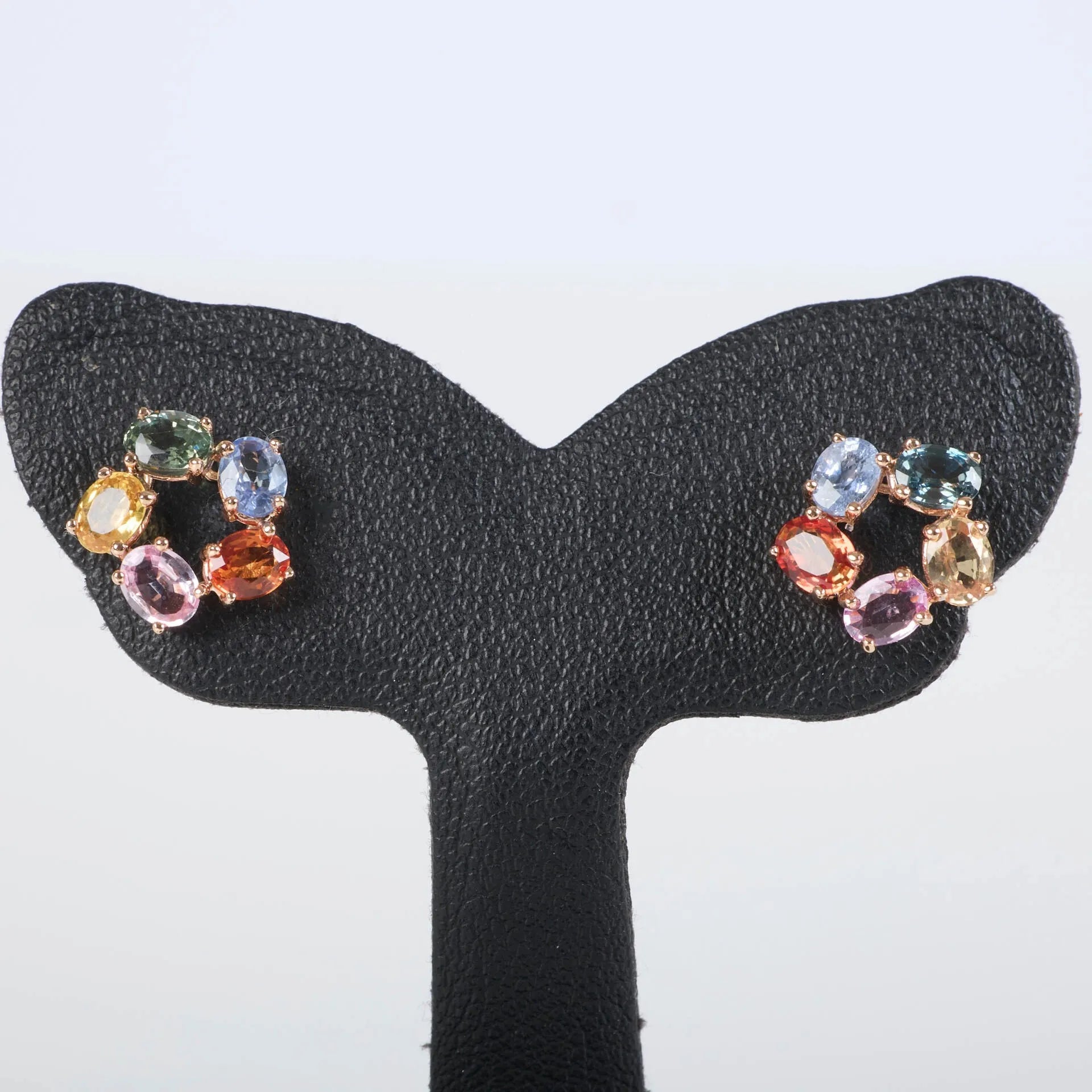 Paire de boutons d'oreilles en or rose serti de saphir