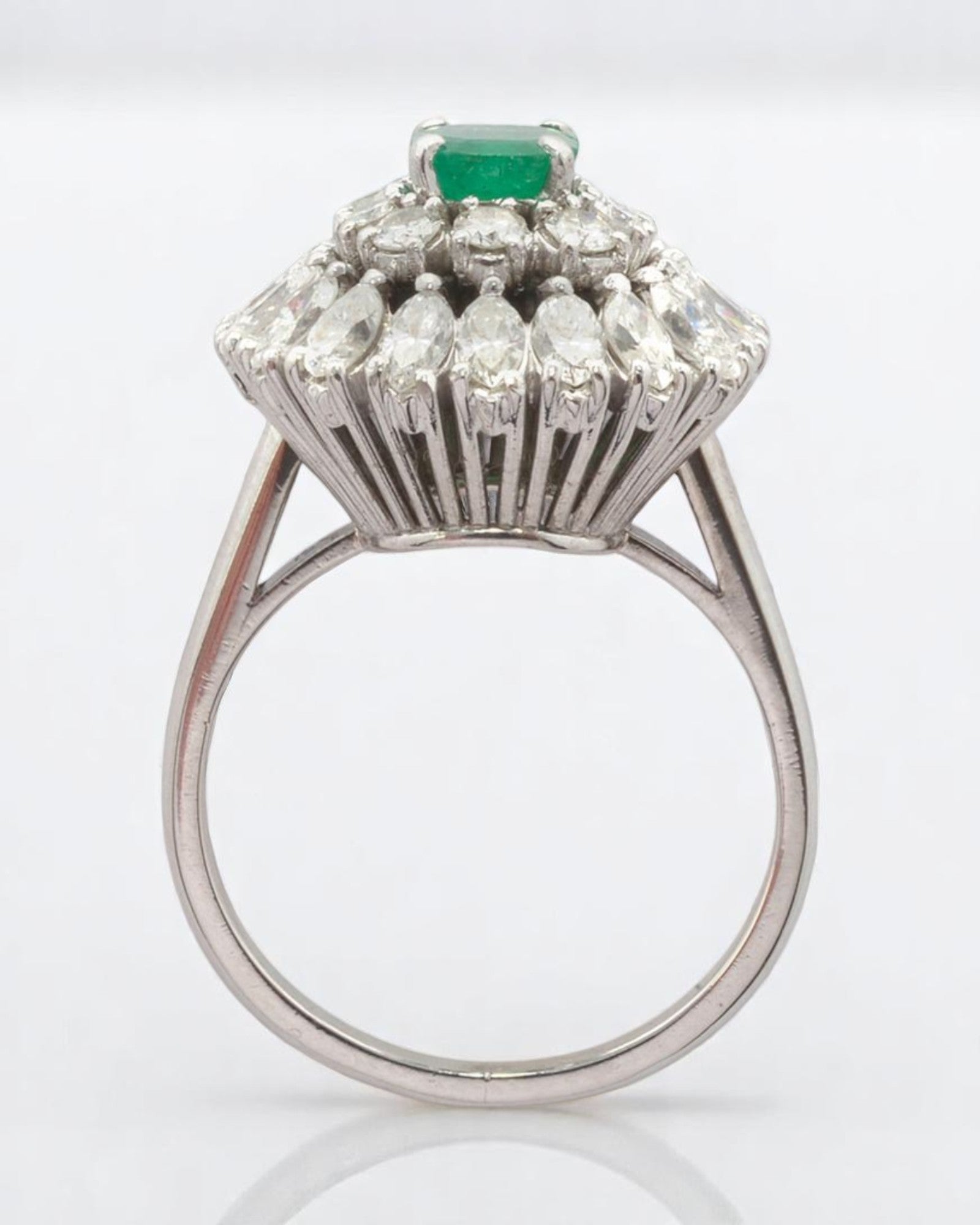 Bague en platine sertie d'une émeraude 0.6 carats et diamants 2,50 carats