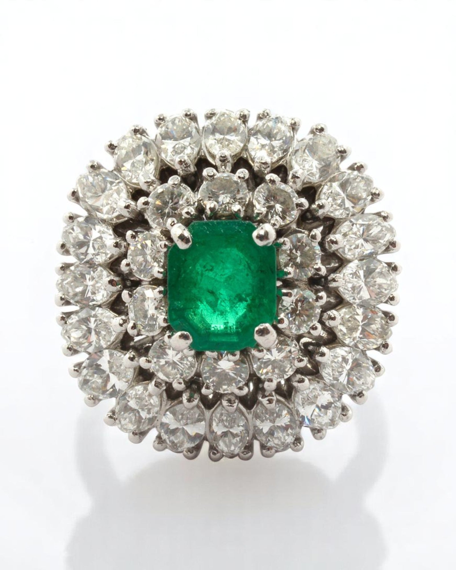 Bague en platine sertie d'une émeraude 0.6 carats et diamants 2,50 carats