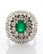 Bague en platine sertie d'une émeraude 0.6 carats et diamants 2,50 carats