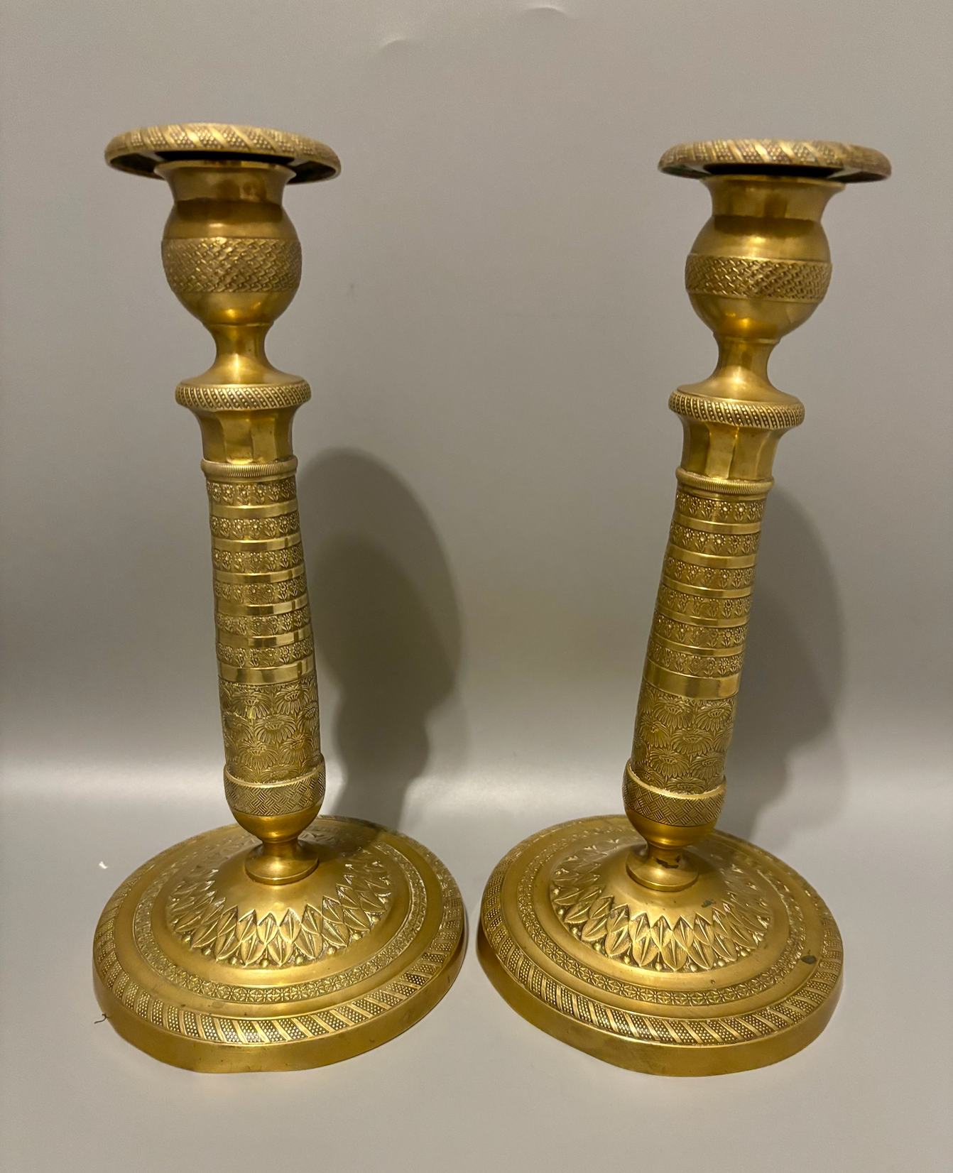 Paire de bougeoirs d’époque Restauration