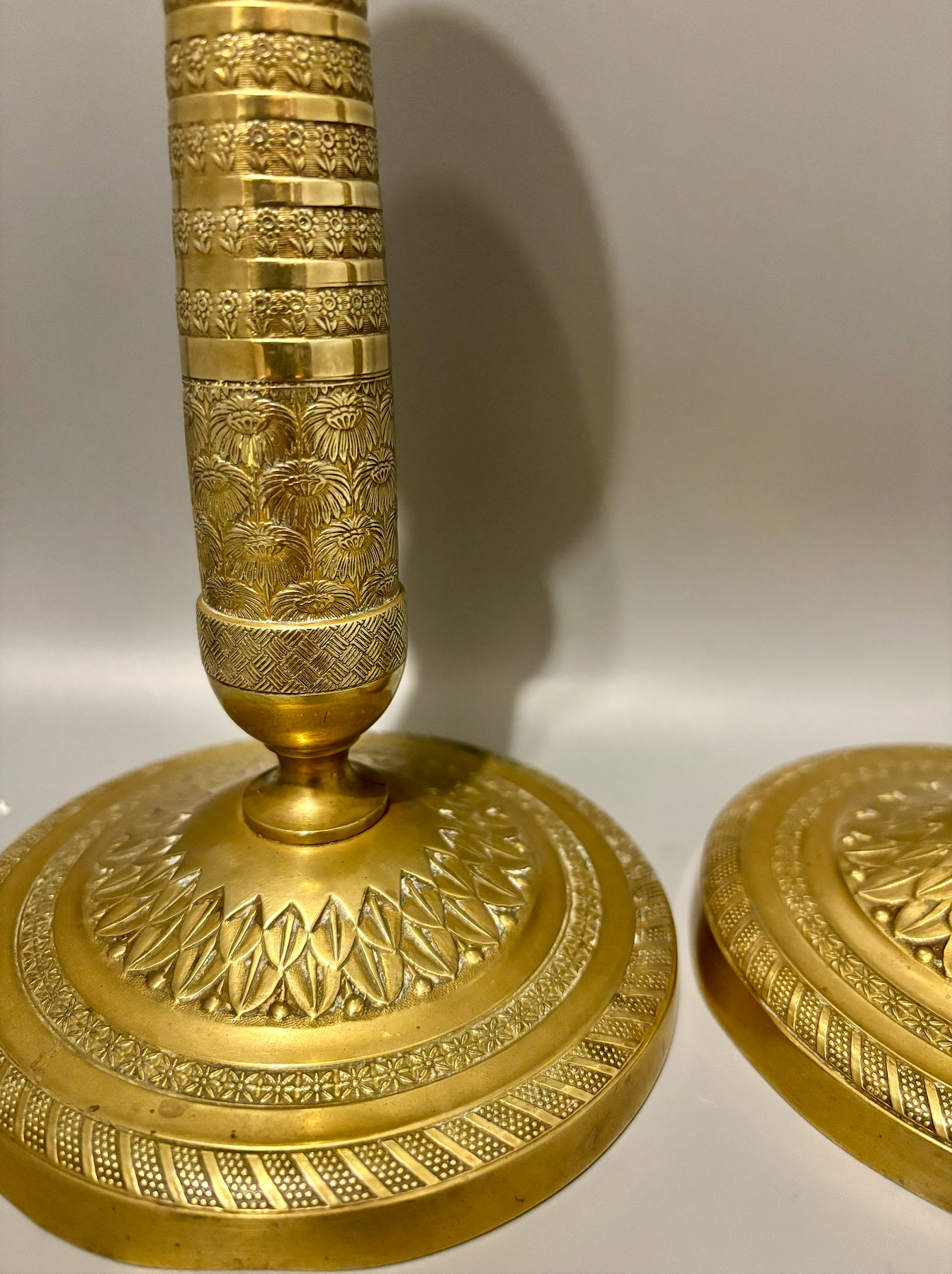 Paire de bougeoirs d’époque Restauration