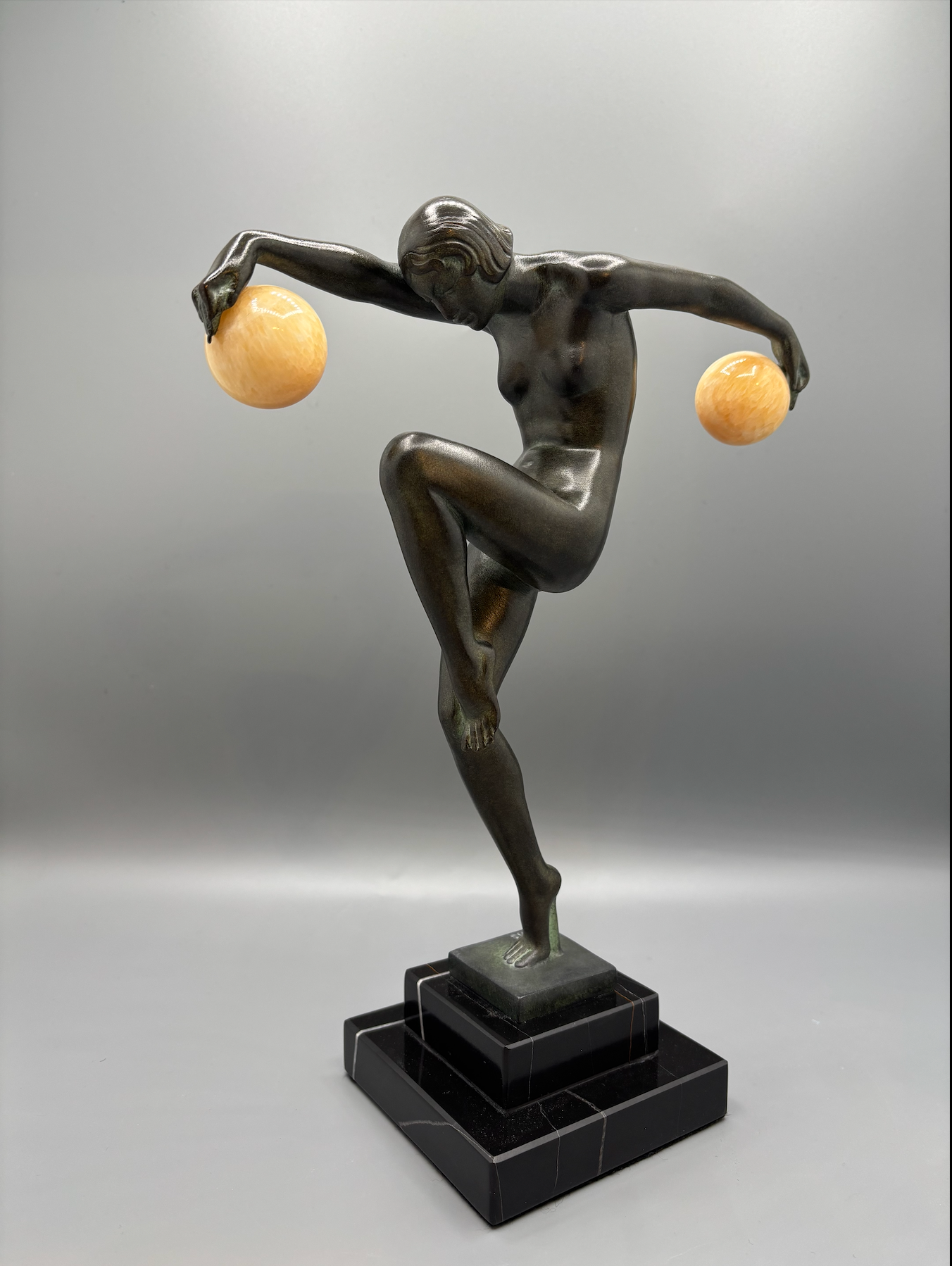 Sculpture "Danseuse aux boules" Denis