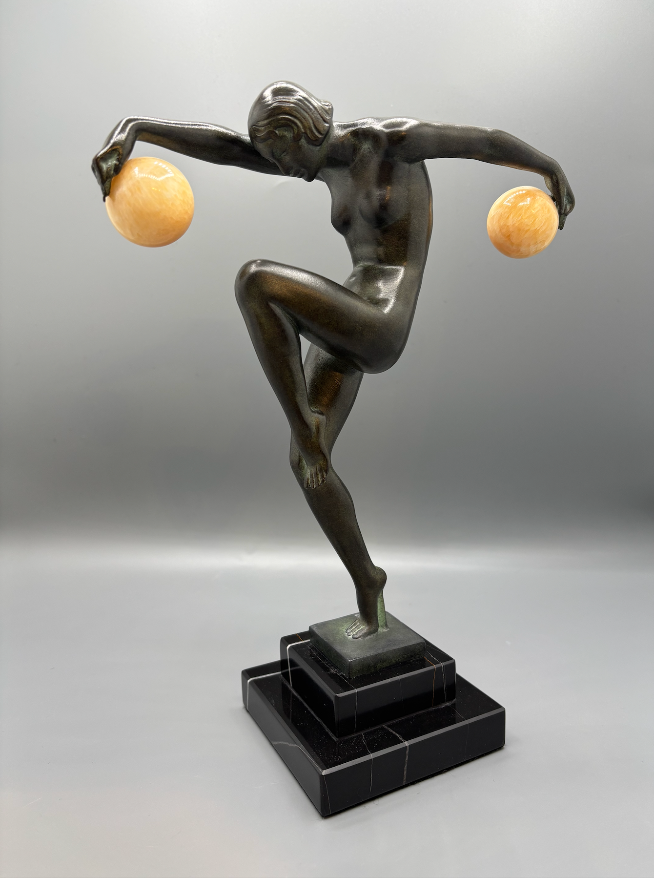 Sculpture "Danseuse aux boules" Denis