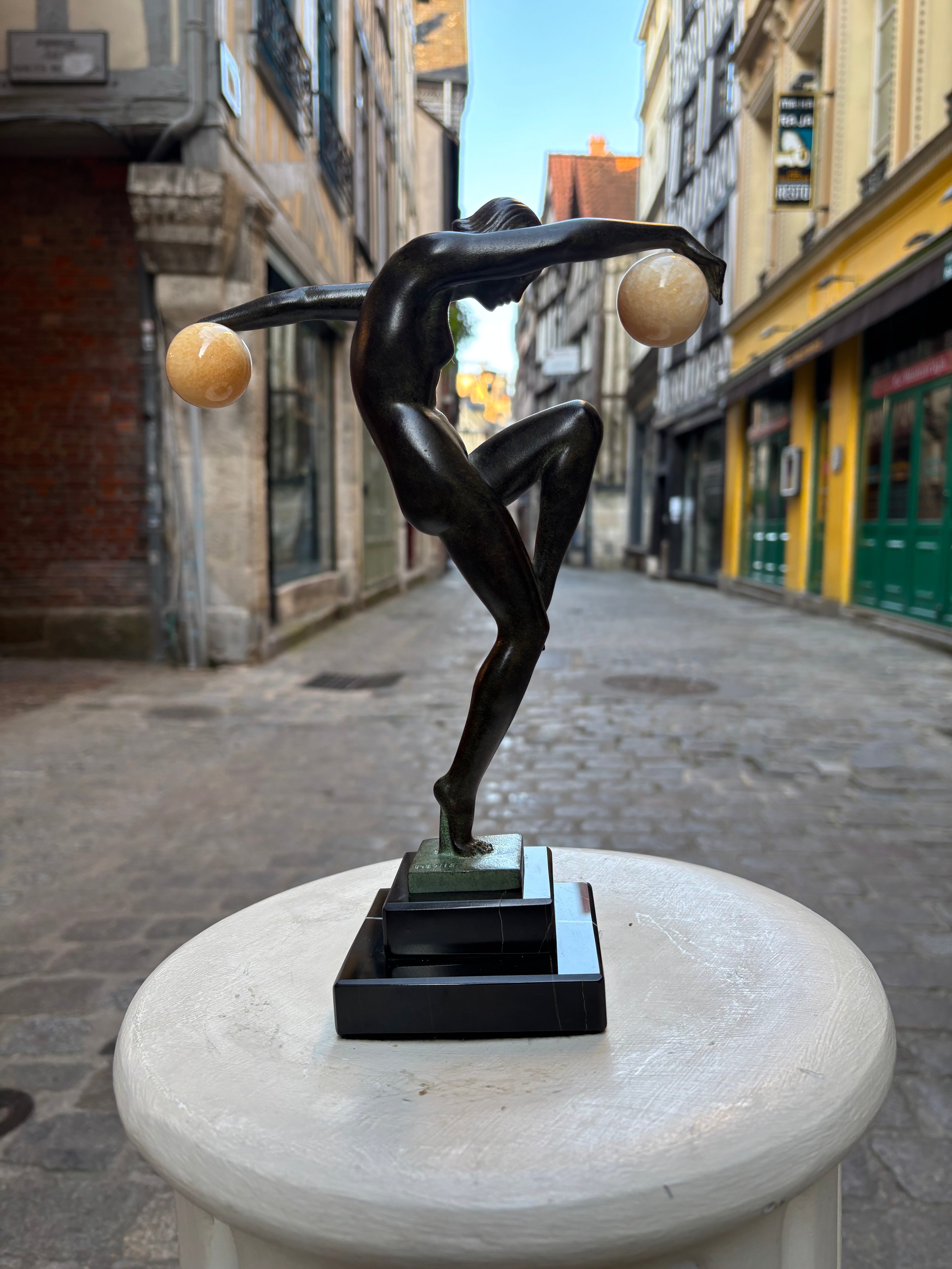 Sculpture "Danseuse aux boules" Denis