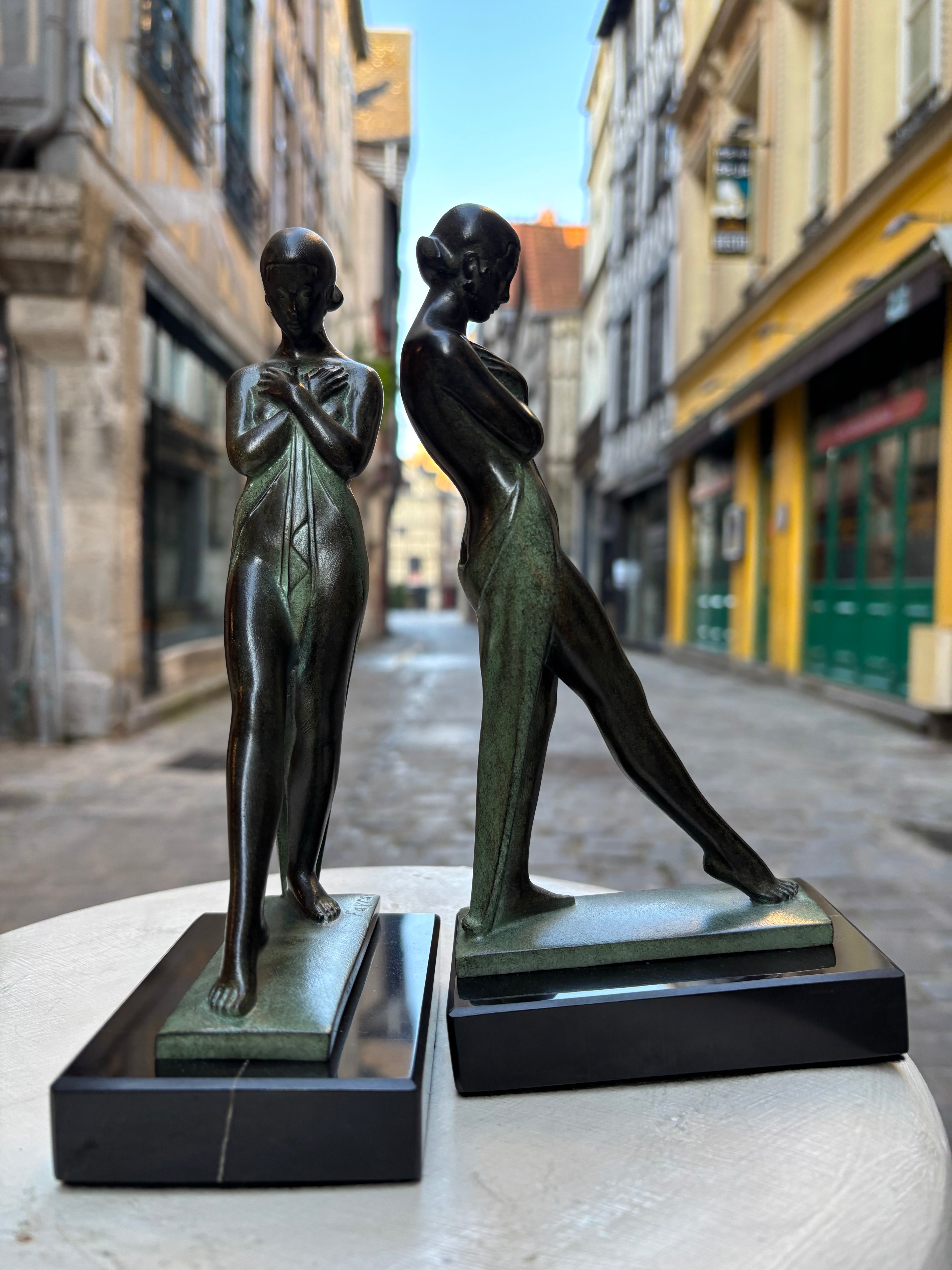 Paire de serre livres "Méditation" Fayral, de style Art Déco avec cachet de fondeur Le Verrier.
Figure féminine méditative d'inspiration égyptienne, conçue dans les années 1920 et réalisée en métal d'art patiné sur socle en marbre.
H.21 cm
L.10 cm
Fonte contemporaine posthume de la fonderie Le Verrier, avec certificat d'authenticité.
Cette œuvre caractéristique de l'art déco, signée du pseudonyme de Pierre Le Faguays, illustre l'influence des arts anciens sur le style moderne des années 1920.