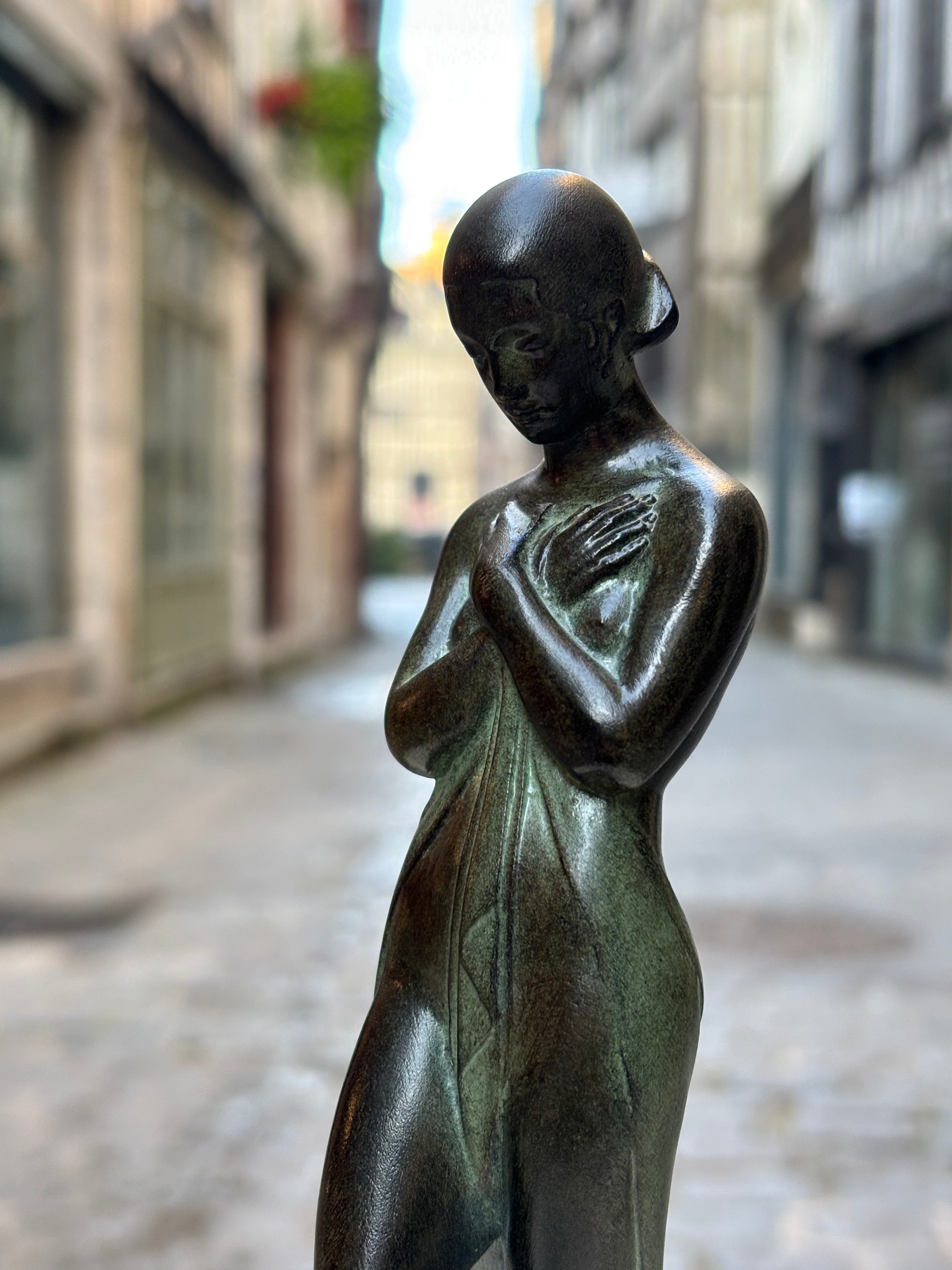 Paire de serre livres "Méditation" Fayral, de style Art Déco avec cachet de fondeur Le Verrier.
Figure féminine méditative d'inspiration égyptienne, conçue dans les années 1920 et réalisée en métal d'art patiné sur socle en marbre.
H.21 cm
L.10 cm
Fonte contemporaine posthume de la fonderie Le Verrier, avec certificat d'authenticité.
Cette œuvre caractéristique de l'art déco, signée du pseudonyme de Pierre Le Faguays, illustre l'influence des arts anciens sur le style moderne des années 1920.