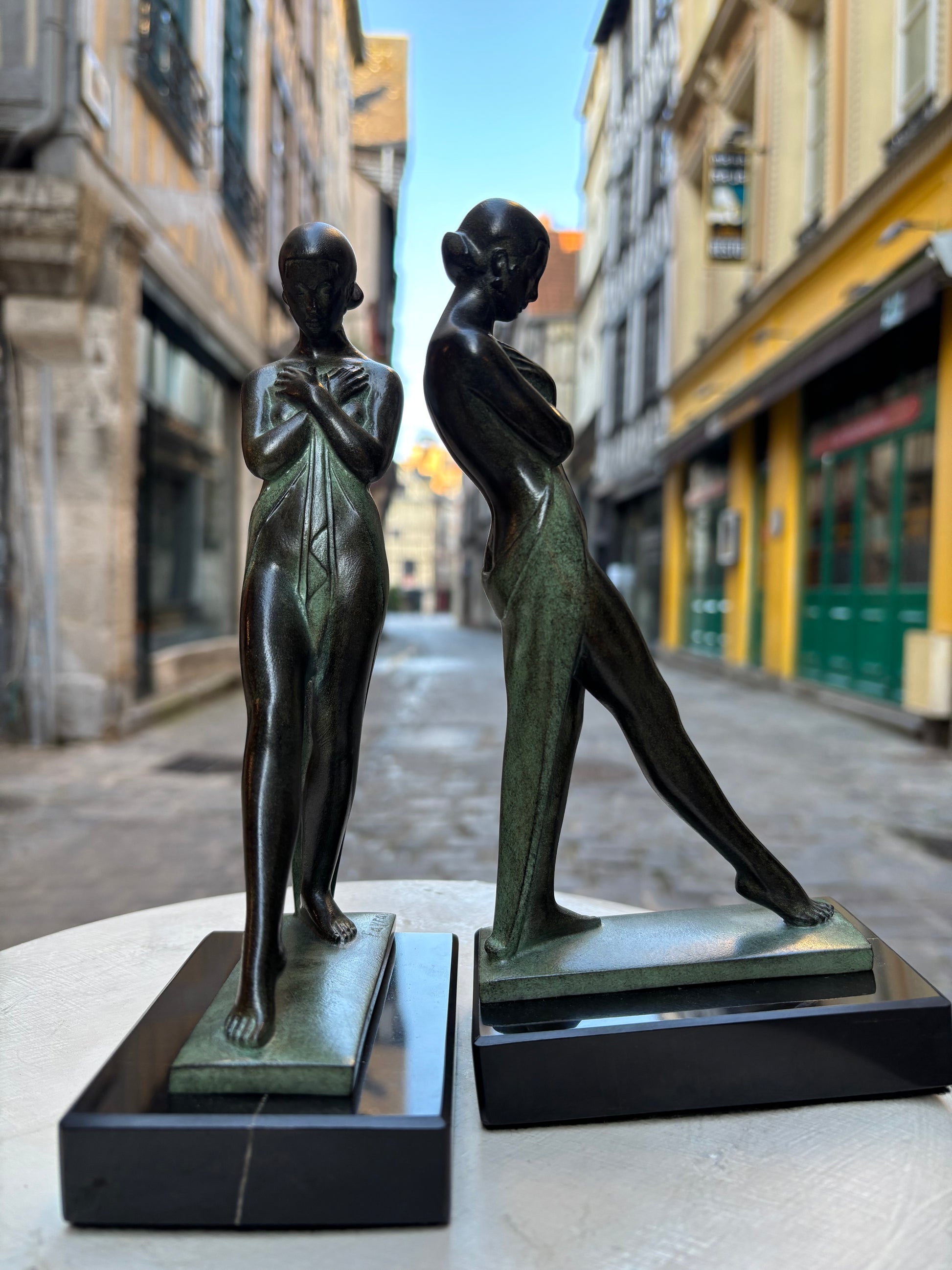 Paire de serre livres "Méditation" Fayral, de style Art Déco avec cachet de fondeur Le Verrier.
Figure féminine méditative d'inspiration égyptienne, conçue dans les années 1920 et réalisée en métal d'art patiné sur socle en marbre.
H.21 cm
L.10 cm
Fonte contemporaine posthume de la fonderie Le Verrier, avec certificat d'authenticité.
Cette œuvre caractéristique de l'art déco, signée du pseudonyme de Pierre Le Faguays, illustre l'influence des arts anciens sur le style moderne des années 1920.