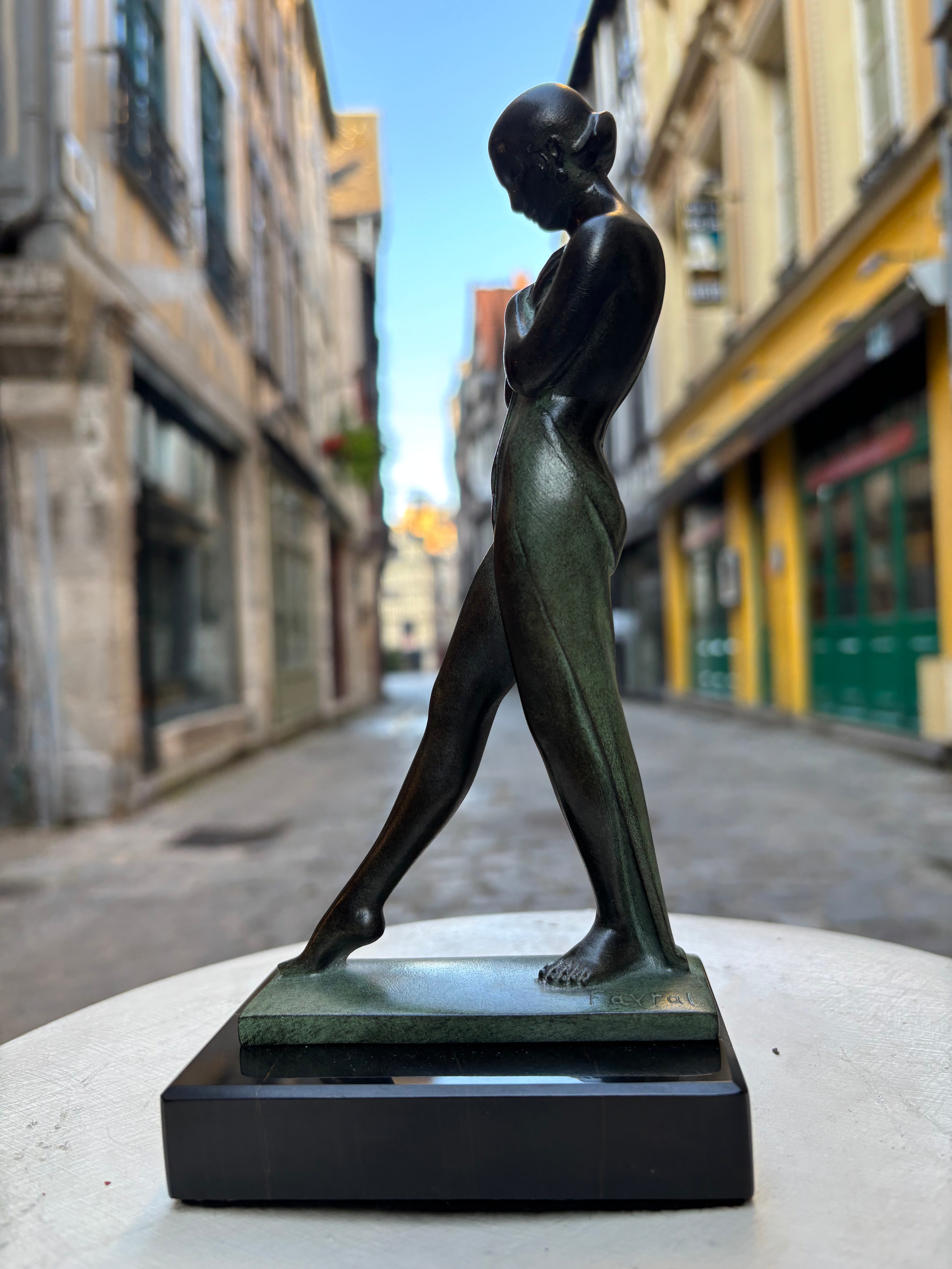 Paire de serre livres "Méditation" Fayral, de style Art Déco avec cachet de fondeur Le Verrier.
Figure féminine méditative d'inspiration égyptienne, conçue dans les années 1920 et réalisée en métal d'art patiné sur socle en marbre.
H.21 cm
L.10 cm
Fonte contemporaine posthume de la fonderie Le Verrier, avec certificat d'authenticité.
Cette œuvre caractéristique de l'art déco, signée du pseudonyme de Pierre Le Faguays, illustre l'influence des arts anciens sur le style moderne des années 1920.