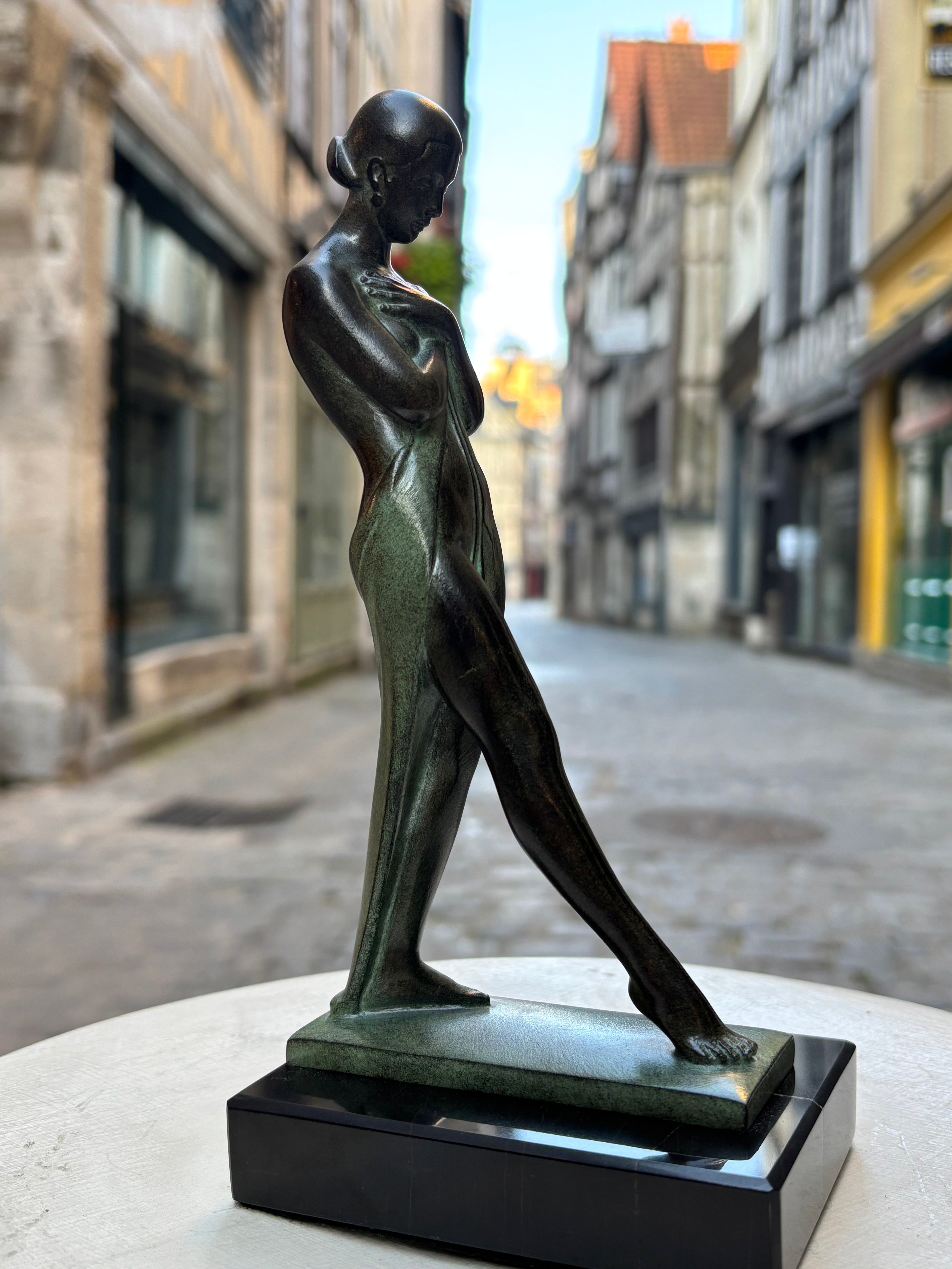 Paire de serre livres "Méditation" Fayral, de style Art Déco avec cachet de fondeur Le Verrier.
Figure féminine méditative d'inspiration égyptienne, conçue dans les années 1920 et réalisée en métal d'art patiné sur socle en marbre.
H.21 cm
L.10 cm
Fonte contemporaine posthume de la fonderie Le Verrier, avec certificat d'authenticité.
Cette œuvre caractéristique de l'art déco, signée du pseudonyme de Pierre Le Faguays, illustre l'influence des arts anciens sur le style moderne des années 1920.