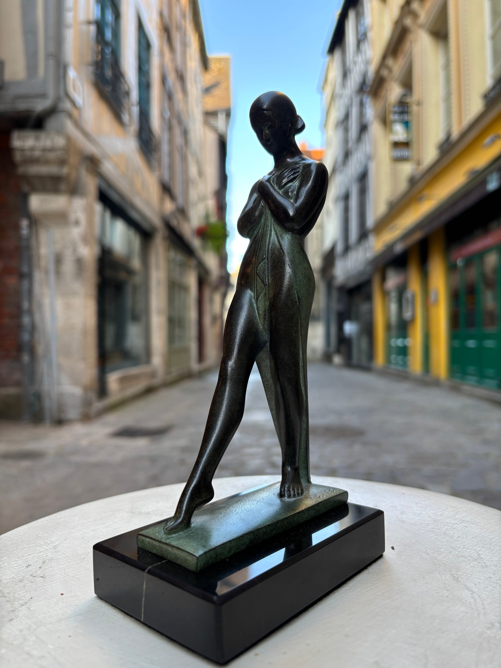 Paire de serre livres "Méditation" Fayral, de style Art Déco avec cachet de fondeur Le Verrier.
Figure féminine méditative d'inspiration égyptienne, conçue dans les années 1920 et réalisée en métal d'art patiné sur socle en marbre.
H.21 cm
L.10 cm
Fonte contemporaine posthume de la fonderie Le Verrier, avec certificat d'authenticité.
Cette œuvre caractéristique de l'art déco, signée du pseudonyme de Pierre Le Faguays, illustre l'influence des arts anciens sur le style moderne des années 1920.