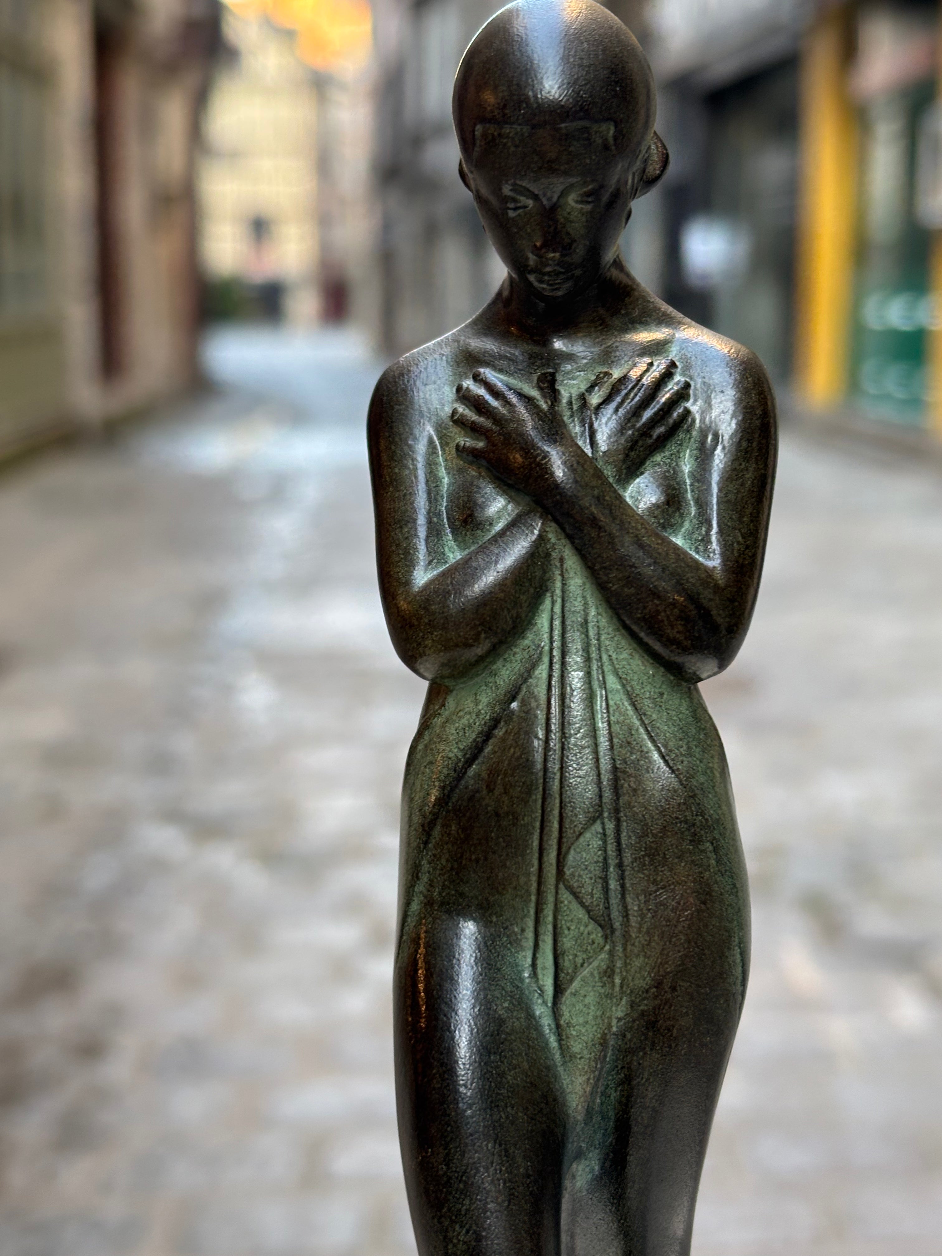 Paire de serre livres "Méditation" Fayral, de style Art Déco avec cachet de fondeur Le Verrier.
Figure féminine méditative d'inspiration égyptienne, conçue dans les années 1920 et réalisée en métal d'art patiné sur socle en marbre.
H.21 cm
L.10 cm
Fonte contemporaine posthume de la fonderie Le Verrier, avec certificat d'authenticité.
Cette œuvre caractéristique de l'art déco, signée du pseudonyme de Pierre Le Faguays, illustre l'influence des arts anciens sur le style moderne des années 1920.