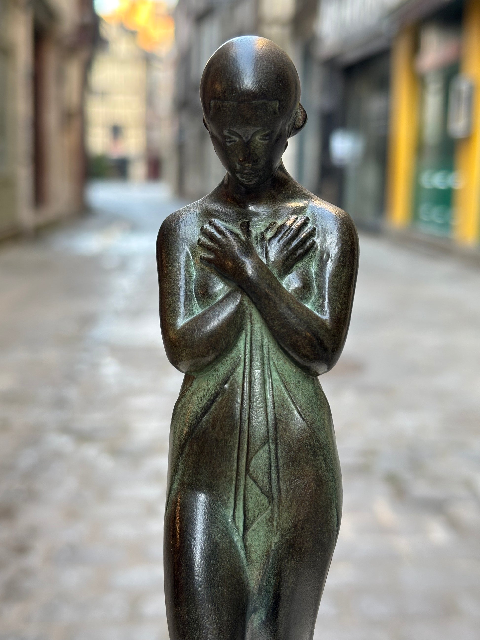 Paire de serre livres "Méditation" Fayral, de style Art Déco avec cachet de fondeur Le Verrier.
Figure féminine méditative d'inspiration égyptienne, conçue dans les années 1920 et réalisée en métal d'art patiné sur socle en marbre.
H.21 cm
L.10 cm
Fonte contemporaine posthume de la fonderie Le Verrier, avec certificat d'authenticité.
Cette œuvre caractéristique de l'art déco, signée du pseudonyme de Pierre Le Faguays, illustre l'influence des arts anciens sur le style moderne des années 1920.