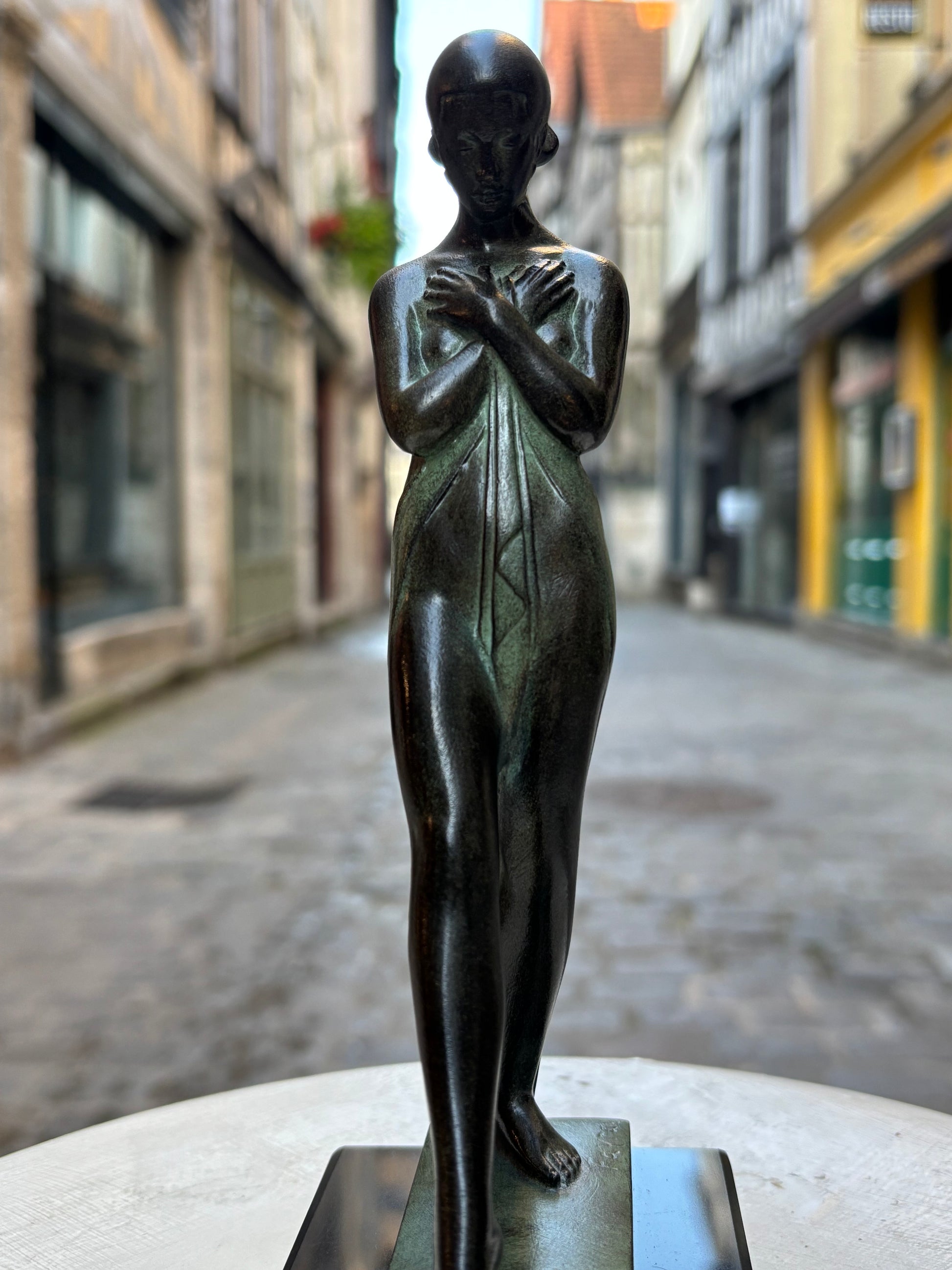 Paire de serre livres "Méditation" Fayral, de style Art Déco avec cachet de fondeur Le Verrier.
Figure féminine méditative d'inspiration égyptienne, conçue dans les années 1920 et réalisée en métal d'art patiné sur socle en marbre.
H.21 cm
L.10 cm
Fonte contemporaine posthume de la fonderie Le Verrier, avec certificat d'authenticité.
Cette œuvre caractéristique de l'art déco, signée du pseudonyme de Pierre Le Faguays, illustre l'influence des arts anciens sur le style moderne des années 1920.