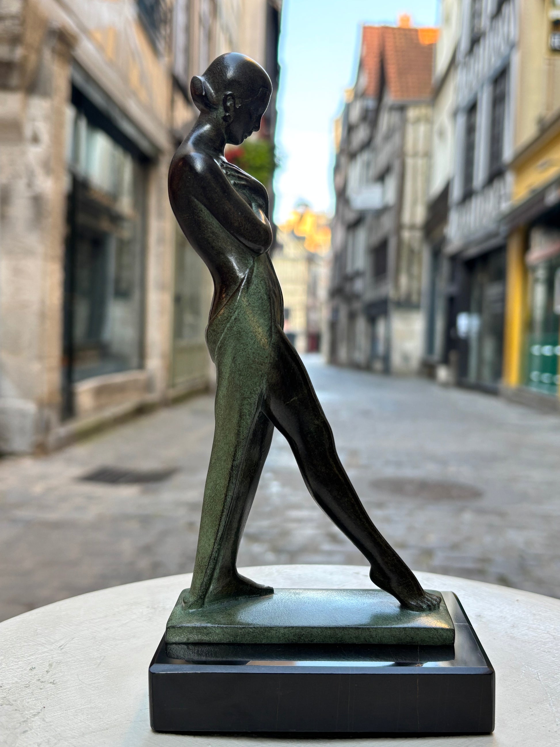Paire de serre livres "Méditation" Fayral, de style Art Déco avec cachet de fondeur Le Verrier.
Figure féminine méditative d'inspiration égyptienne, conçue dans les années 1920 et réalisée en métal d'art patiné sur socle en marbre.
H.21 cm
L.10 cm
Fonte contemporaine posthume de la fonderie Le Verrier, avec certificat d'authenticité.
Cette œuvre caractéristique de l'art déco, signée du pseudonyme de Pierre Le Faguays, illustre l'influence des arts anciens sur le style moderne des années 1920.