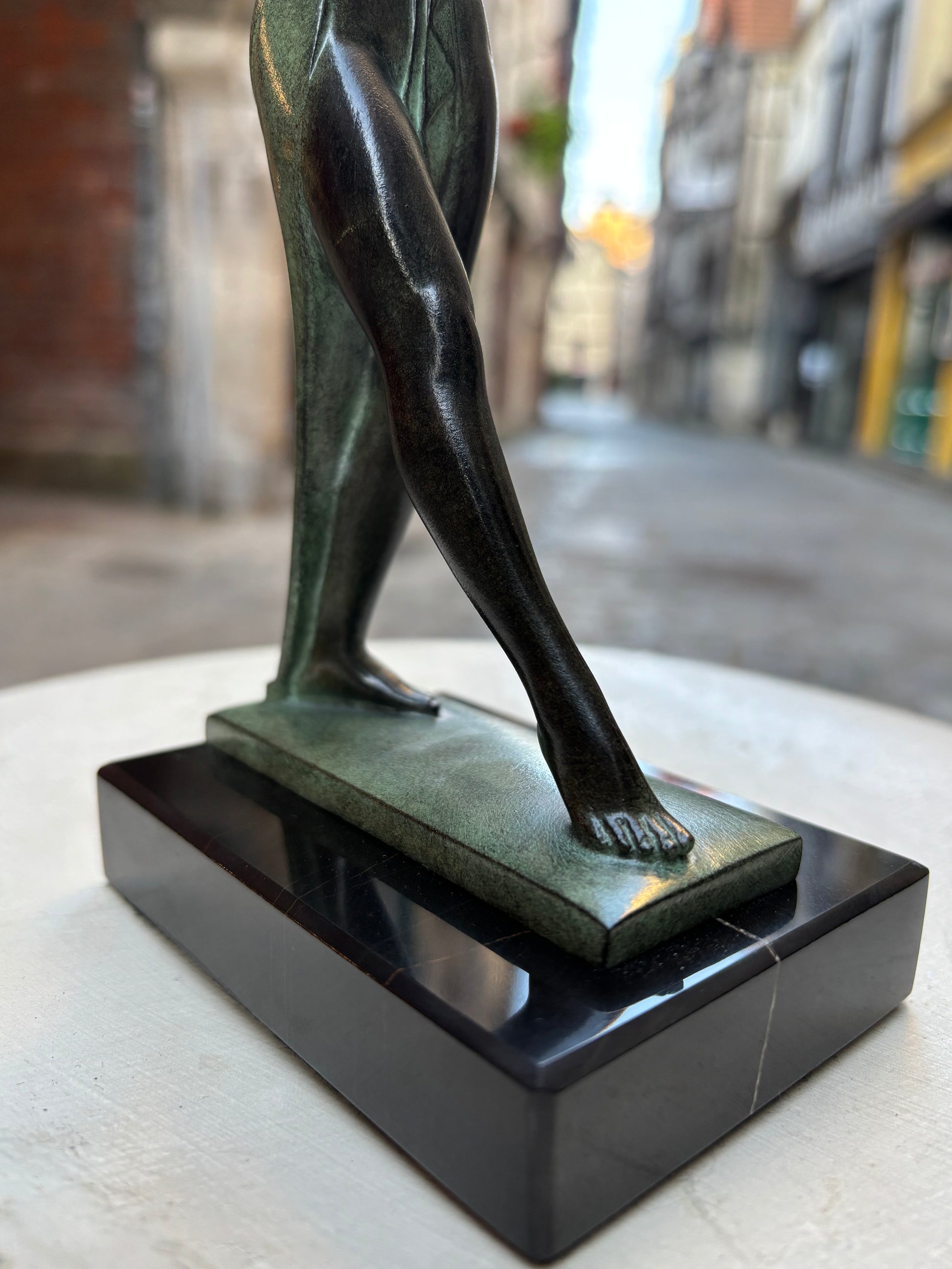 Paire de serre livres "Méditation" Fayral, de style Art Déco avec cachet de fondeur Le Verrier.
Figure féminine méditative d'inspiration égyptienne, conçue dans les années 1920 et réalisée en métal d'art patiné sur socle en marbre.
H.21 cm
L.10 cm
Fonte contemporaine posthume de la fonderie Le Verrier, avec certificat d'authenticité.
Cette œuvre caractéristique de l'art déco, signée du pseudonyme de Pierre Le Faguays, illustre l'influence des arts anciens sur le style moderne des années 1920.