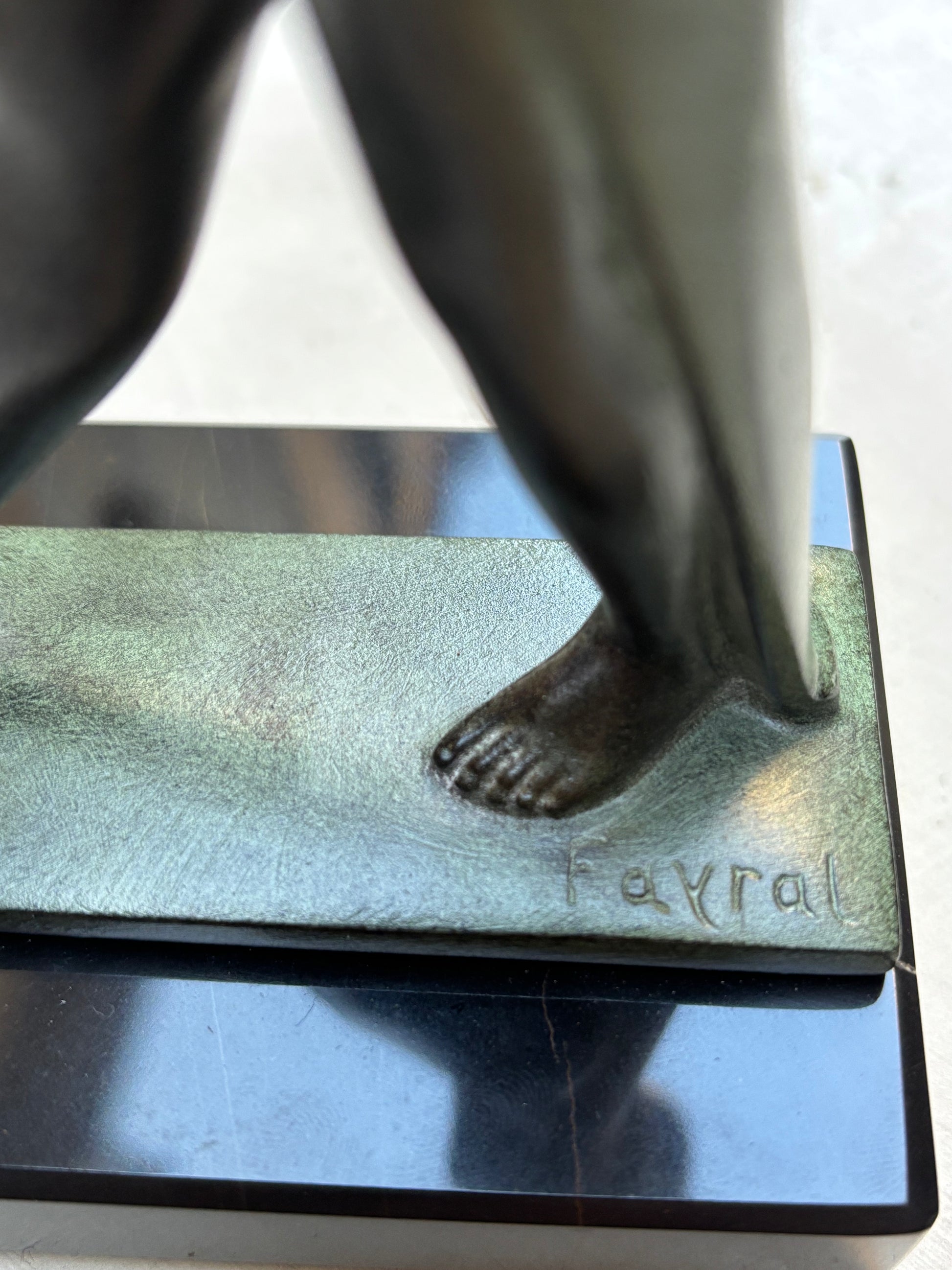 Paire de serre livres "Méditation" Fayral, de style Art Déco avec cachet de fondeur Le Verrier.
Figure féminine méditative d'inspiration égyptienne, conçue dans les années 1920 et réalisée en métal d'art patiné sur socle en marbre.
H.21 cm
L.10 cm
Fonte contemporaine posthume de la fonderie Le Verrier, avec certificat d'authenticité.
Cette œuvre caractéristique de l'art déco, signée du pseudonyme de Pierre Le Faguays, illustre l'influence des arts anciens sur le style moderne des années 1920.