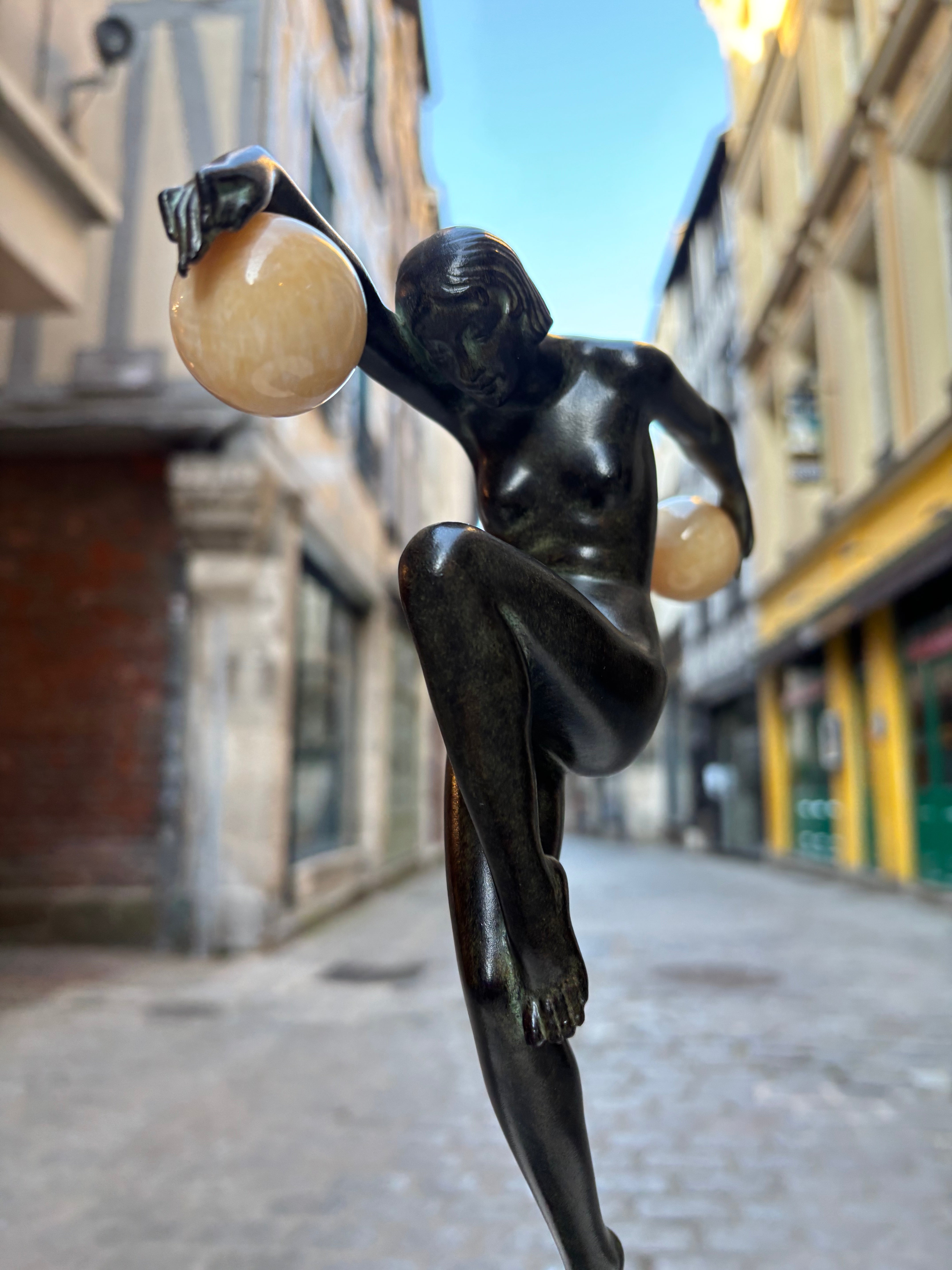 Sculpture "Danseuse aux boules" signée DENIS, de style Art Déco avec le cachet de fondeur Le Verrier.
Élégante danseuse en équilibre sur un pied, tenant des boules dans ses mains tendues, conçue vers 1930 et réalisée en métal d'art patiné sur socle en marbre.
H.28 cm
L.20 cm
Fonte contemporaine posthume de la fonderie Le Verrier, avec certificat d'authenticité.
Cette œuvre emblématique de l'Art Déco incarne la grâce et le mouvement caractéristiques des années folles.