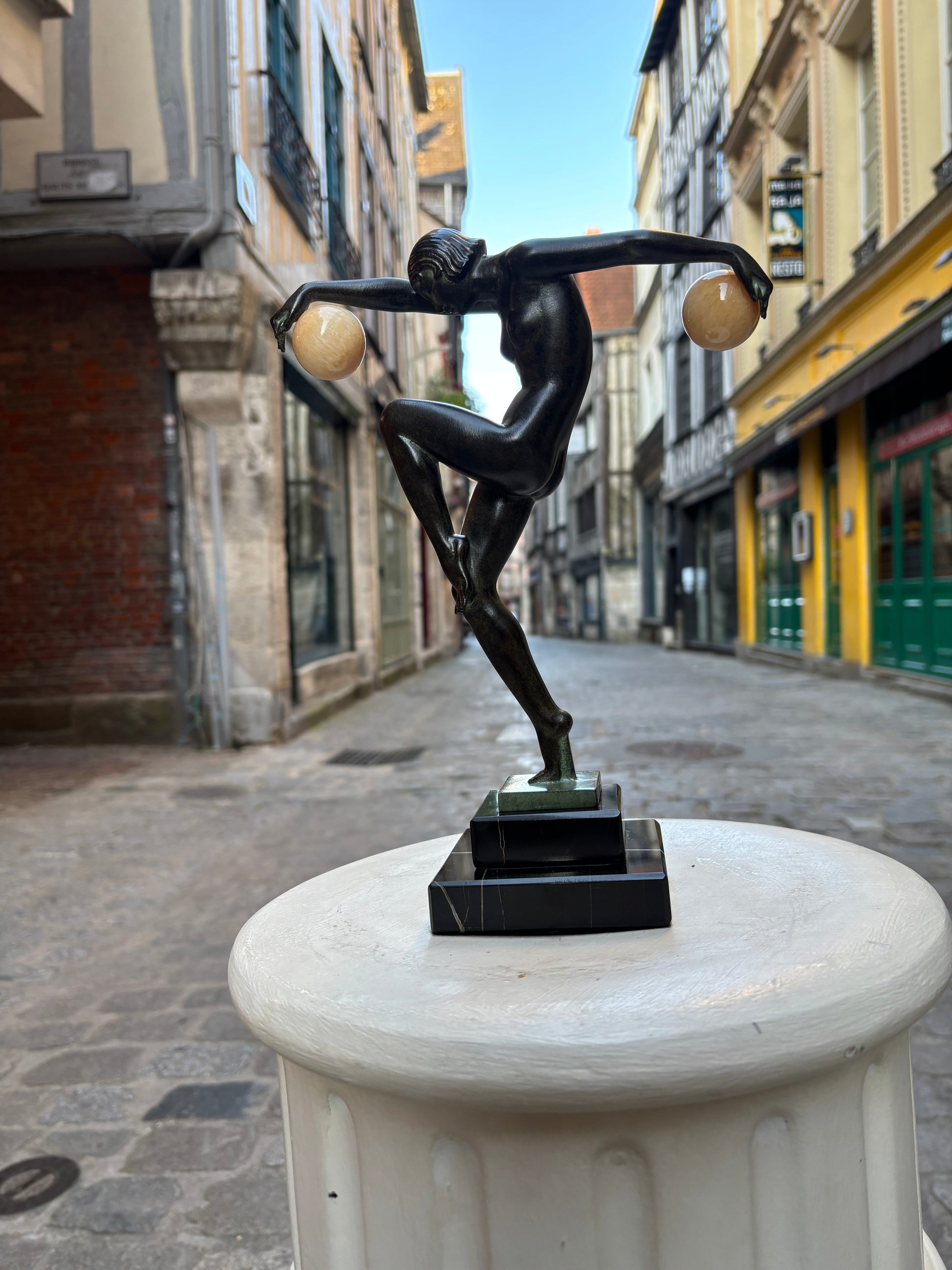 Sculpture "Danseuse aux boules" signée DENIS, de style Art Déco avec le cachet de fondeur Le Verrier.
Élégante danseuse en équilibre sur un pied, tenant des boules dans ses mains tendues, conçue vers 1930 et réalisée en métal d'art patiné sur socle en marbre.
H.28 cm
L.20 cm
Fonte contemporaine posthume de la fonderie Le Verrier, avec certificat d'authenticité.
Cette œuvre emblématique de l'Art Déco incarne la grâce et le mouvement caractéristiques des années folles.
