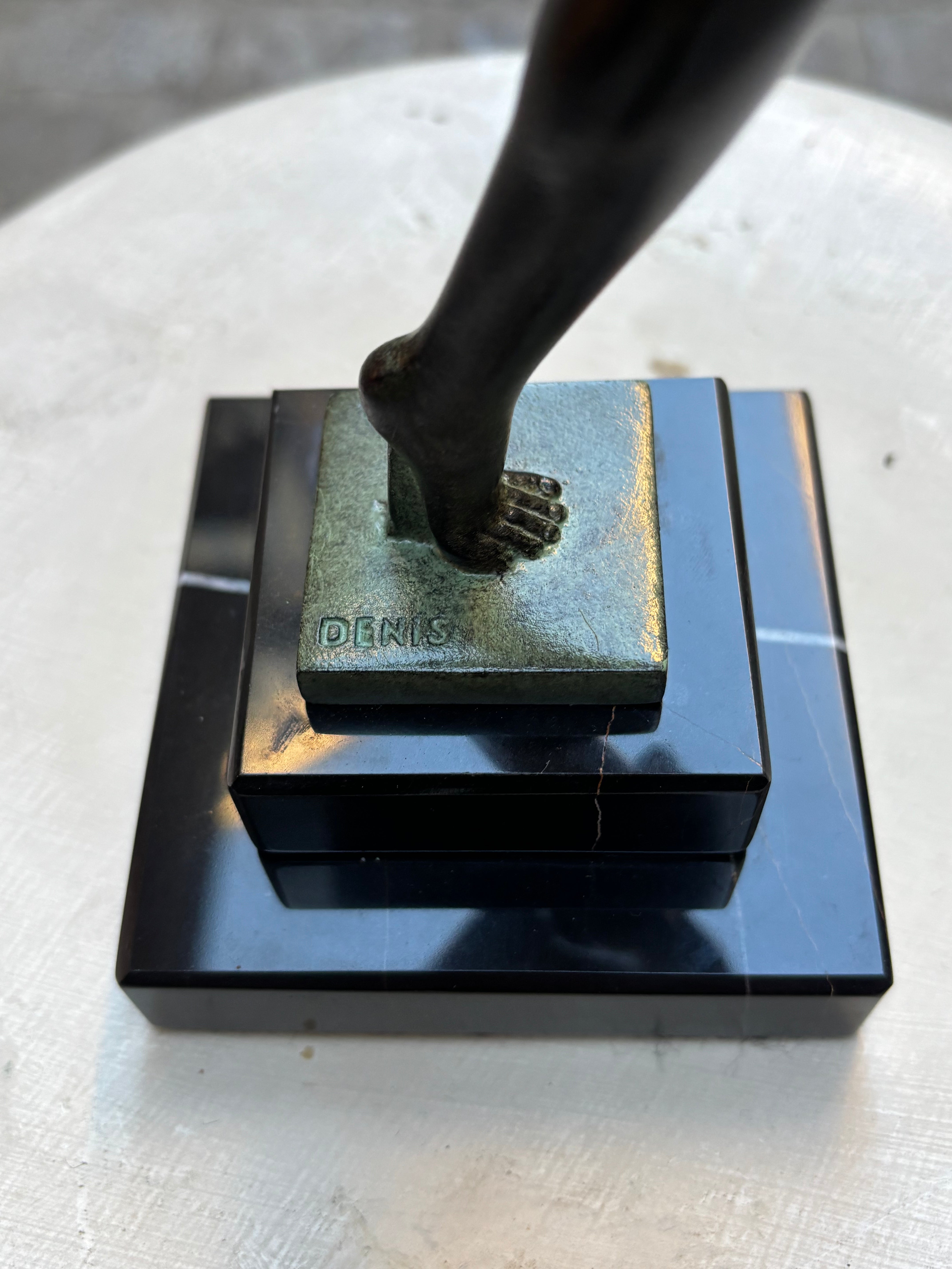 Sculpture "Danseuse aux boules" signée DENIS, de style Art Déco avec le cachet de fondeur Le Verrier.
Élégante danseuse en équilibre sur un pied, tenant des boules dans ses mains tendues, conçue vers 1930 et réalisée en métal d'art patiné sur socle en marbre.
H.28 cm
L.20 cm
Fonte contemporaine posthume de la fonderie Le Verrier, avec certificat d'authenticité.
Cette œuvre emblématique de l'Art Déco incarne la grâce et le mouvement caractéristiques des années folles.