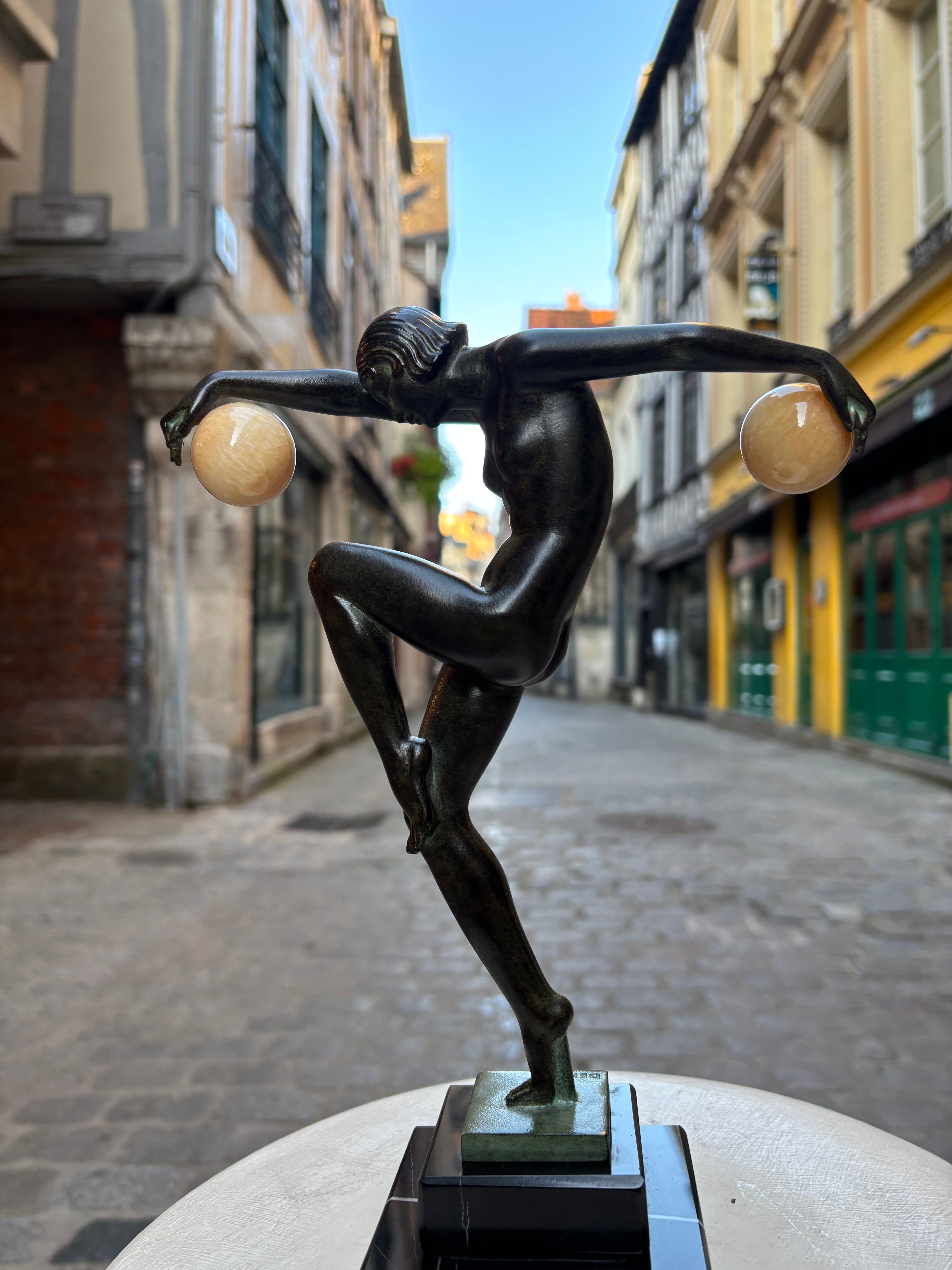 Sculpture "Danseuse aux boules" signée DENIS, de style Art Déco avec le cachet de fondeur Le Verrier.
Élégante danseuse en équilibre sur un pied, tenant des boules dans ses mains tendues, conçue vers 1930 et réalisée en métal d'art patiné sur socle en marbre.
H.28 cm
L.20 cm
Fonte contemporaine posthume de la fonderie Le Verrier, avec certificat d'authenticité.
Cette œuvre emblématique de l'Art Déco incarne la grâce et le mouvement caractéristiques des années folles.