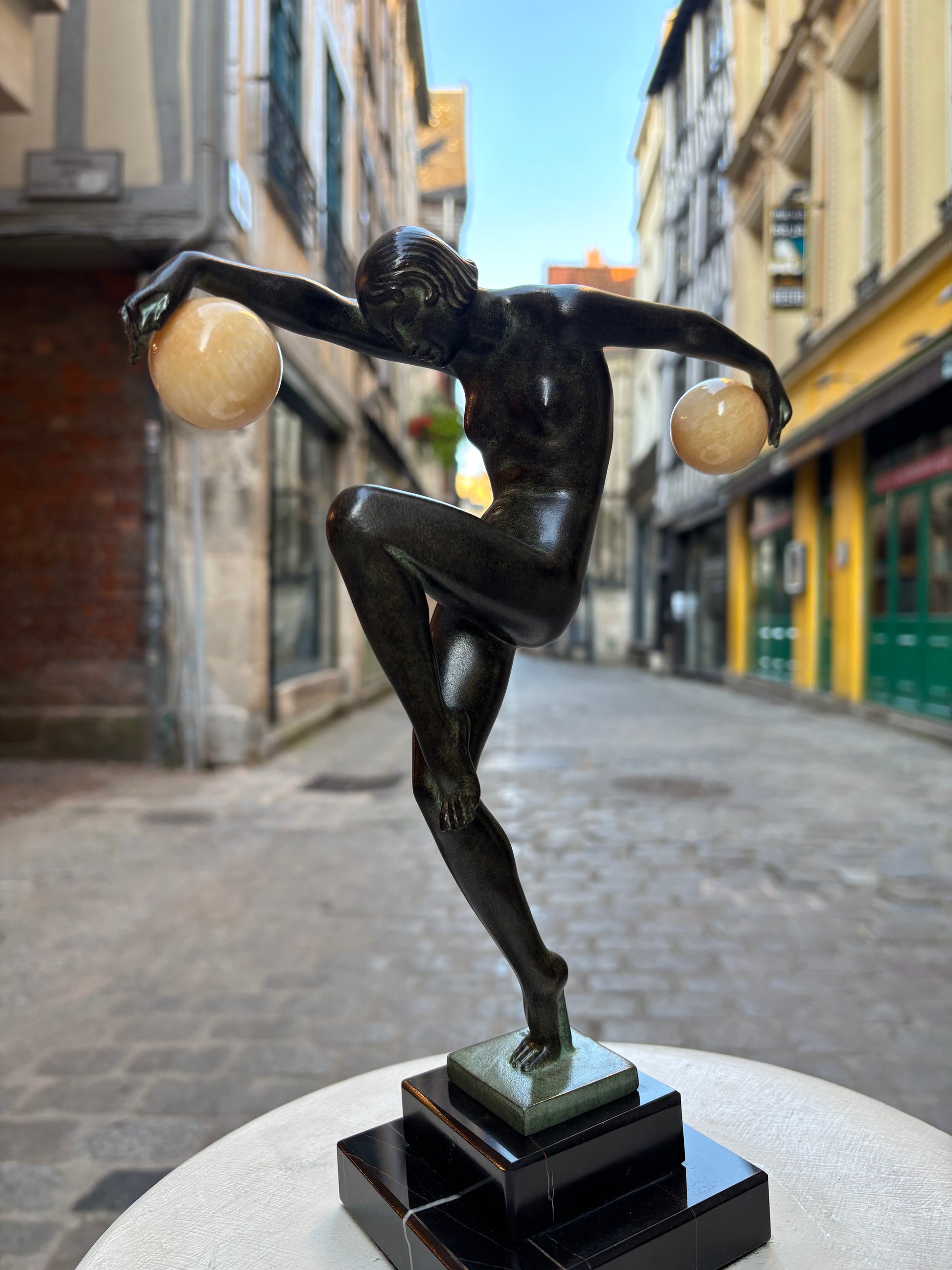 Sculpture "Danseuse aux boules" signée DENIS, de style Art Déco avec le cachet de fondeur Le Verrier.
Élégante danseuse en équilibre sur un pied, tenant des boules dans ses mains tendues, conçue vers 1930 et réalisée en métal d'art patiné sur socle en marbre.
H.28 cm
L.20 cm
Fonte contemporaine posthume de la fonderie Le Verrier, avec certificat d'authenticité.
Cette œuvre emblématique de l'Art Déco incarne la grâce et le mouvement caractéristiques des années folles.