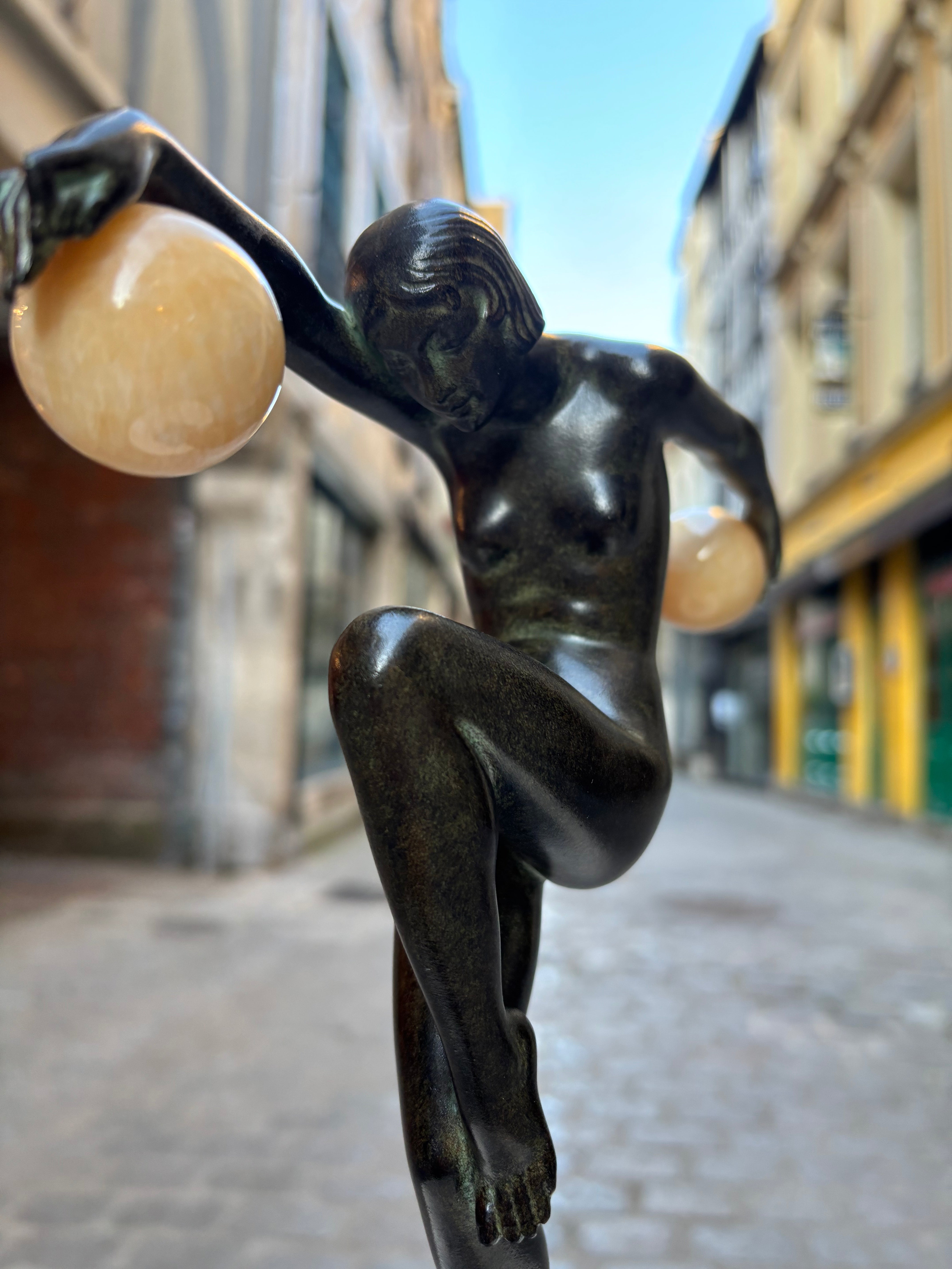Sculpture "Danseuse aux boules" signée DENIS, de style Art Déco avec le cachet de fondeur Le Verrier.
Élégante danseuse en équilibre sur un pied, tenant des boules dans ses mains tendues, conçue vers 1930 et réalisée en métal d'art patiné sur socle en marbre.
H.28 cm
L.20 cm
Fonte contemporaine posthume de la fonderie Le Verrier, avec certificat d'authenticité.
Cette œuvre emblématique de l'Art Déco incarne la grâce et le mouvement caractéristiques des années folles.