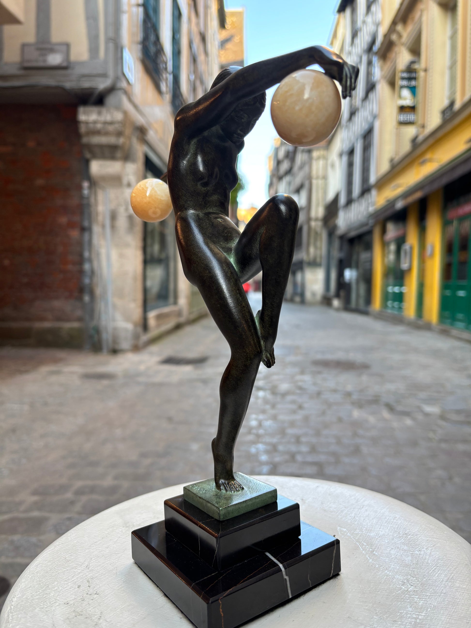 Sculpture "Danseuse aux boules" signée DENIS, de style Art Déco avec le cachet de fondeur Le Verrier.
Élégante danseuse en équilibre sur un pied, tenant des boules dans ses mains tendues, conçue vers 1930 et réalisée en métal d'art patiné sur socle en marbre.
H.28 cm
L.20 cm
Fonte contemporaine posthume de la fonderie Le Verrier, avec certificat d'authenticité.
Cette œuvre emblématique de l'Art Déco incarne la grâce et le mouvement caractéristiques des années folles.