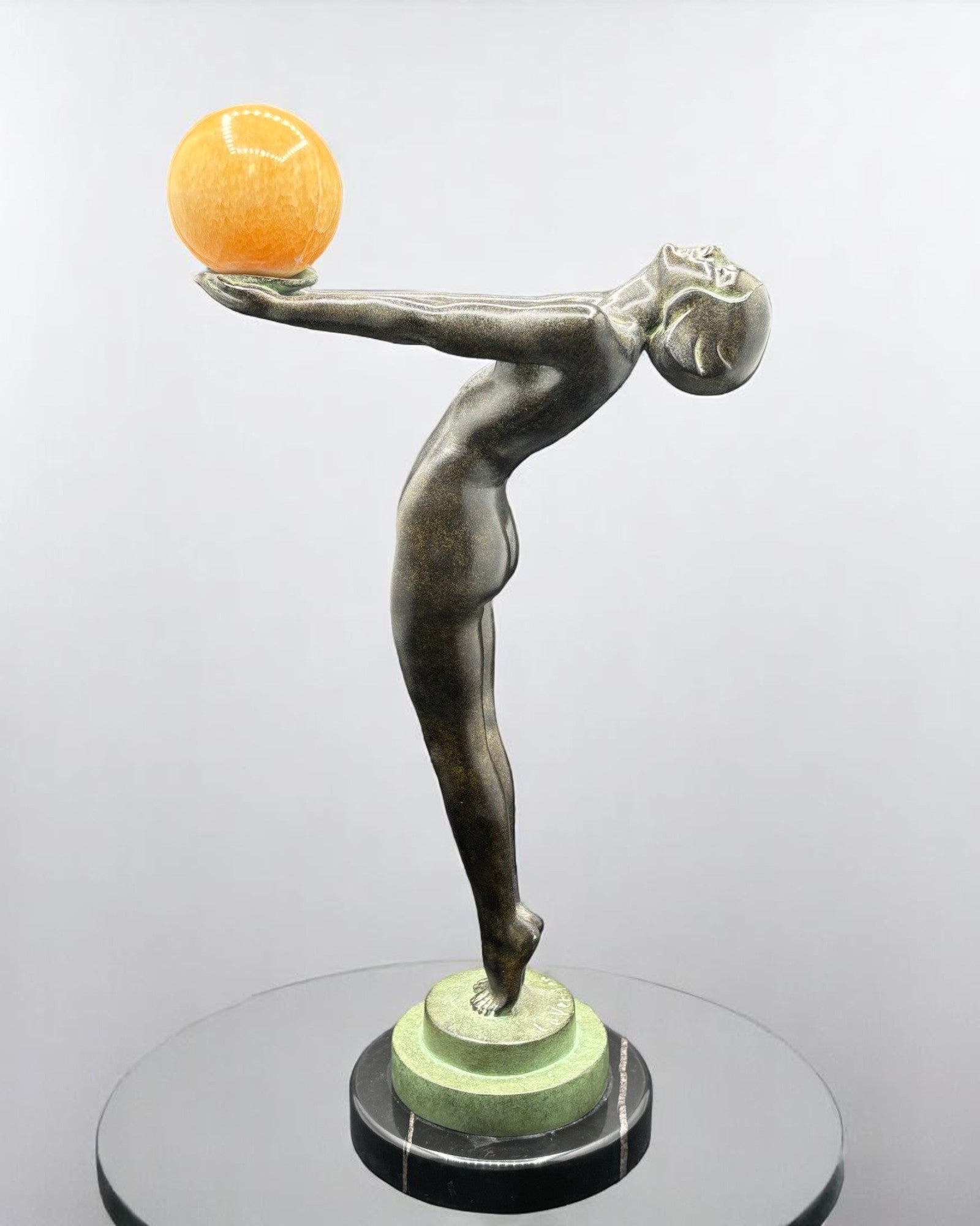 Sculpture "Lueur" Max LE VERRIER, de style Art Déco avec cachet de fondeur Le Verrier.

Femme élégante à la coiffure garçonne, conçue vers 1930 et réalisée en métal d'art patiné sur socle en marbre.

H.33 cm
L.18 cm.

Fonte contemporaine posthume de la fonderie Le Verrier, avec certificat d'authenticité.

Cette œuvre iconique qui a été notamment exposée au Centre Pompidou en 1985, symbolise l'élégance et la modernité de l'Art Déco.