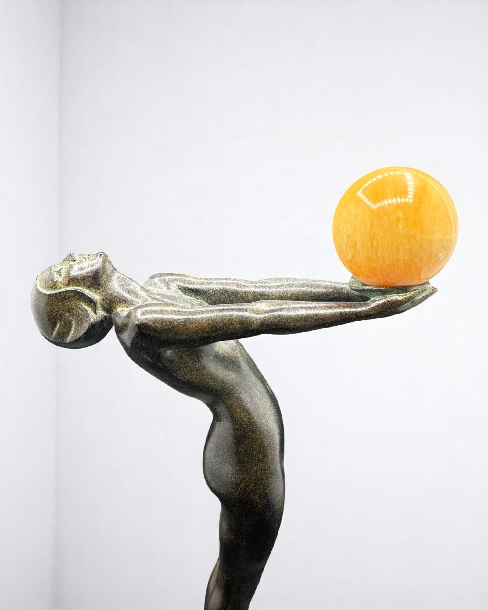 Sculpture "Lueur" Max LE VERRIER, de style Art Déco avec cachet de fondeur Le Verrier.

Femme élégante à la coiffure garçonne, conçue vers 1930 et réalisée en métal d'art patiné sur socle en marbre.

H.33 cm
L.18 cm.

Fonte contemporaine posthume de la fonderie Le Verrier, avec certificat d'authenticité.

Cette œuvre iconique qui a été notamment exposée au Centre Pompidou en 1985, symbolise l'élégance et la modernité de l'Art Déco.