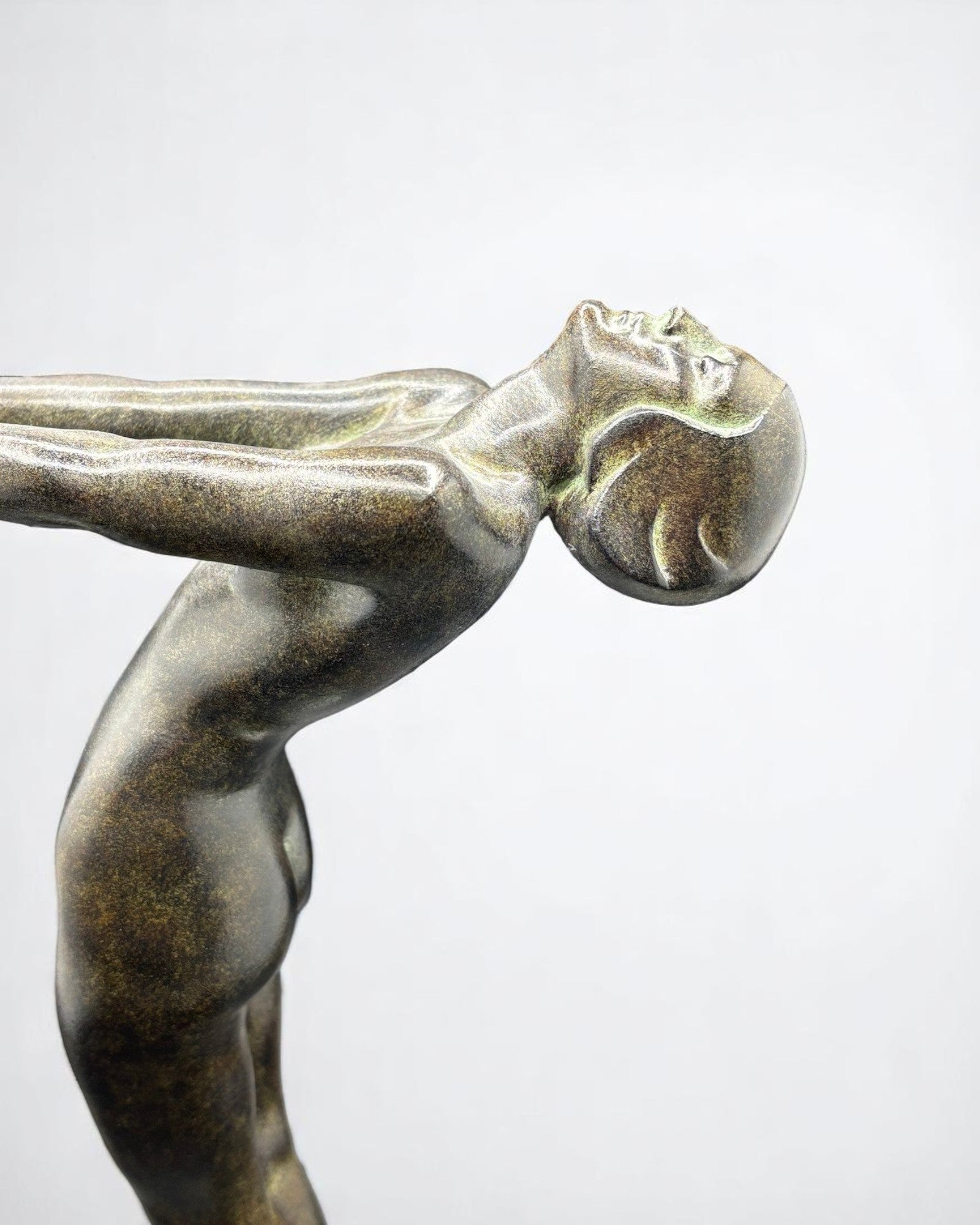 Sculpture "Lueur" Max LE VERRIER, de style Art Déco avec cachet de fondeur Le Verrier.

Femme élégante à la coiffure garçonne, conçue vers 1930 et réalisée en métal d'art patiné sur socle en marbre.

H.33 cm
L.18 cm.

Fonte contemporaine posthume de la fonderie Le Verrier, avec certificat d'authenticité.

Cette œuvre iconique qui a été notamment exposée au Centre Pompidou en 1985, symbolise l'élégance et la modernité de l'Art Déco.