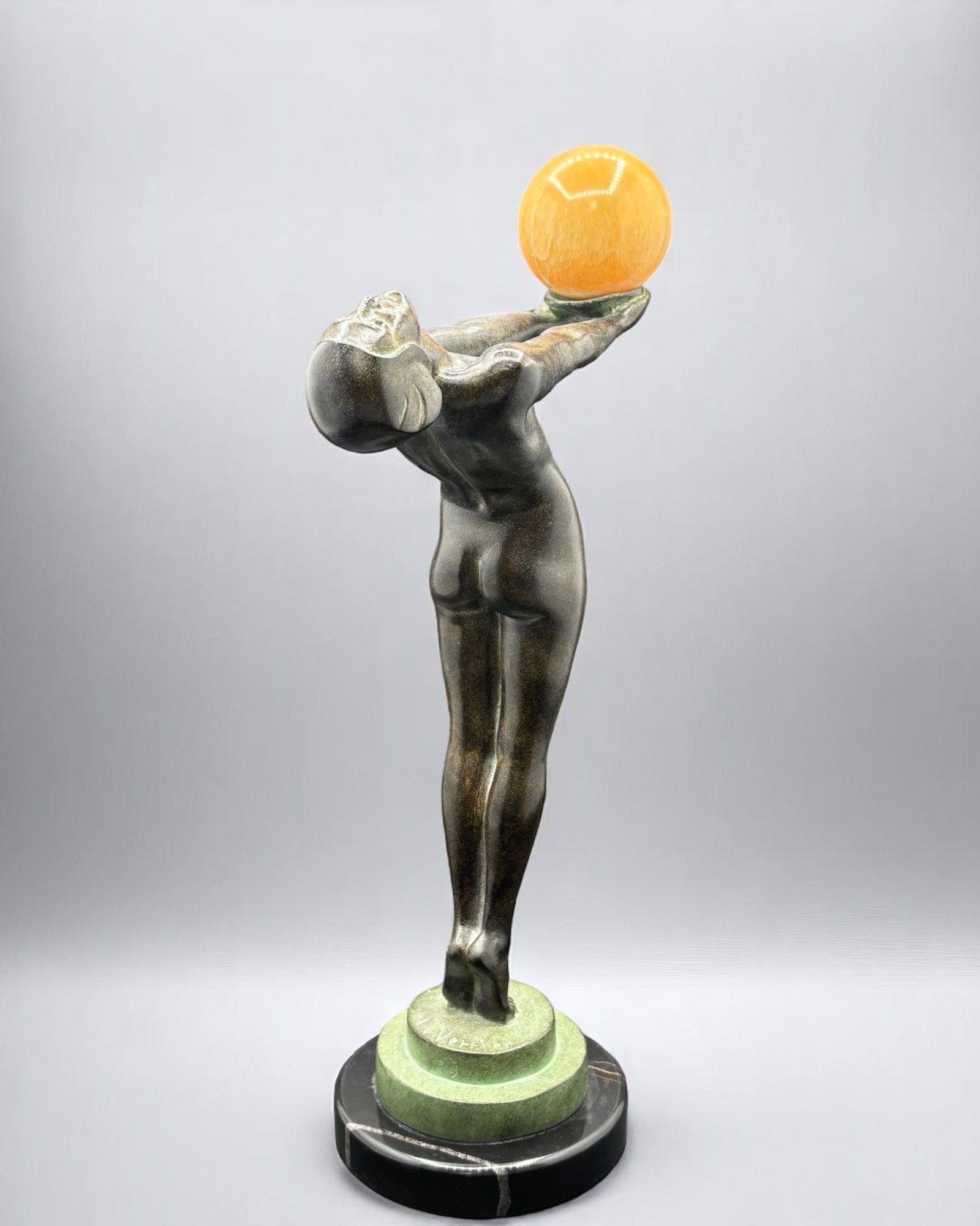 Sculpture "Lueur" Max LE VERRIER, de style Art Déco avec cachet de fondeur Le Verrier.

Femme élégante à la coiffure garçonne, conçue vers 1930 et réalisée en métal d'art patiné sur socle en marbre.

H.33 cm
L.18 cm.

Fonte contemporaine posthume de la fonderie Le Verrier, avec certificat d'authenticité.

Cette œuvre iconique qui a été notamment exposée au Centre Pompidou en 1985, symbolise l'élégance et la modernité de l'Art Déco.