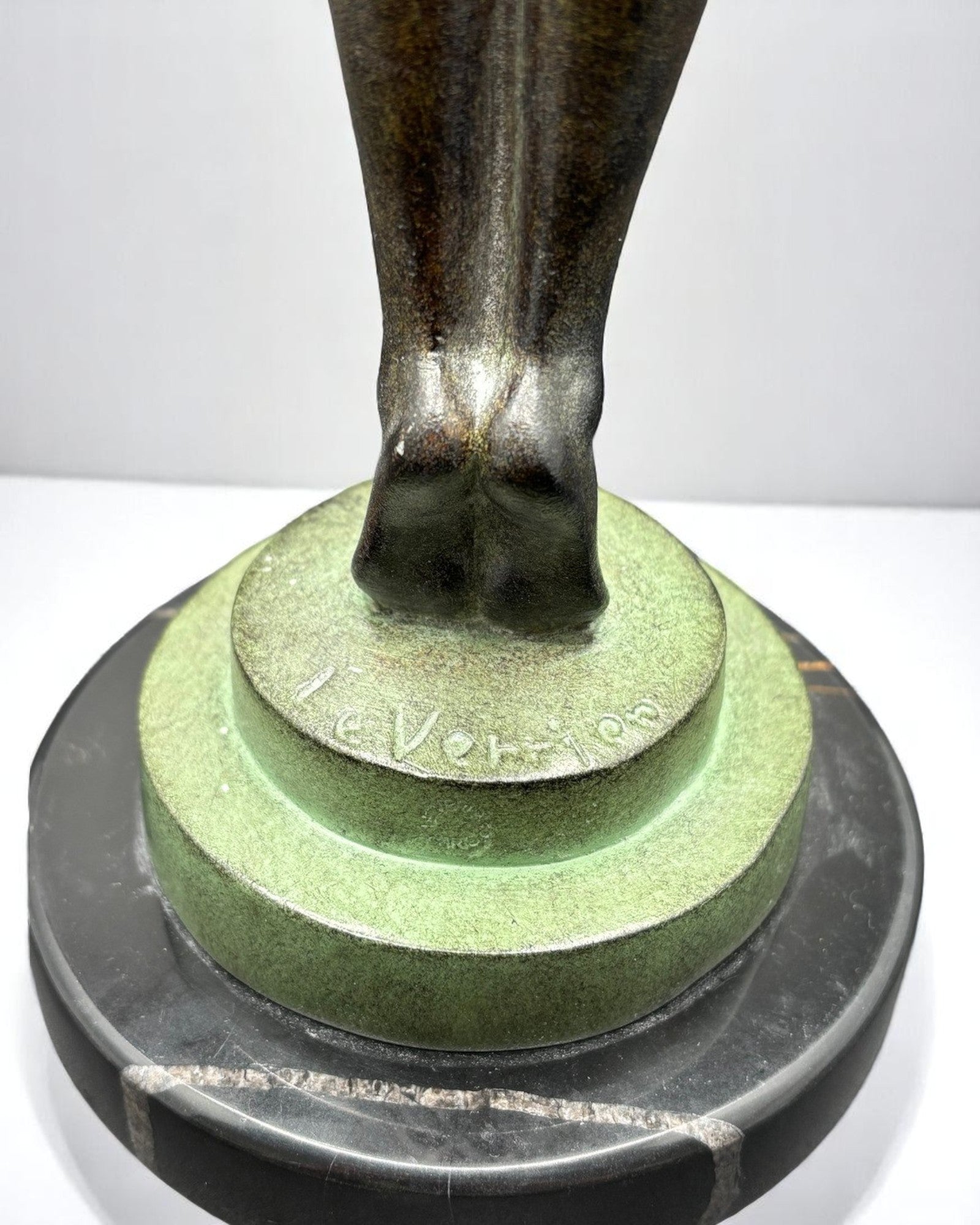 Sculpture "Lueur" Max LE VERRIER, de style Art Déco avec cachet de fondeur Le Verrier.

Femme élégante à la coiffure garçonne, conçue vers 1930 et réalisée en métal d'art patiné sur socle en marbre.

H.33 cm
L.18 cm.

Fonte contemporaine posthume de la fonderie Le Verrier, avec certificat d'authenticité.

Cette œuvre iconique qui a été notamment exposée au Centre Pompidou en 1985, symbolise l'élégance et la modernité de l'Art Déco.
