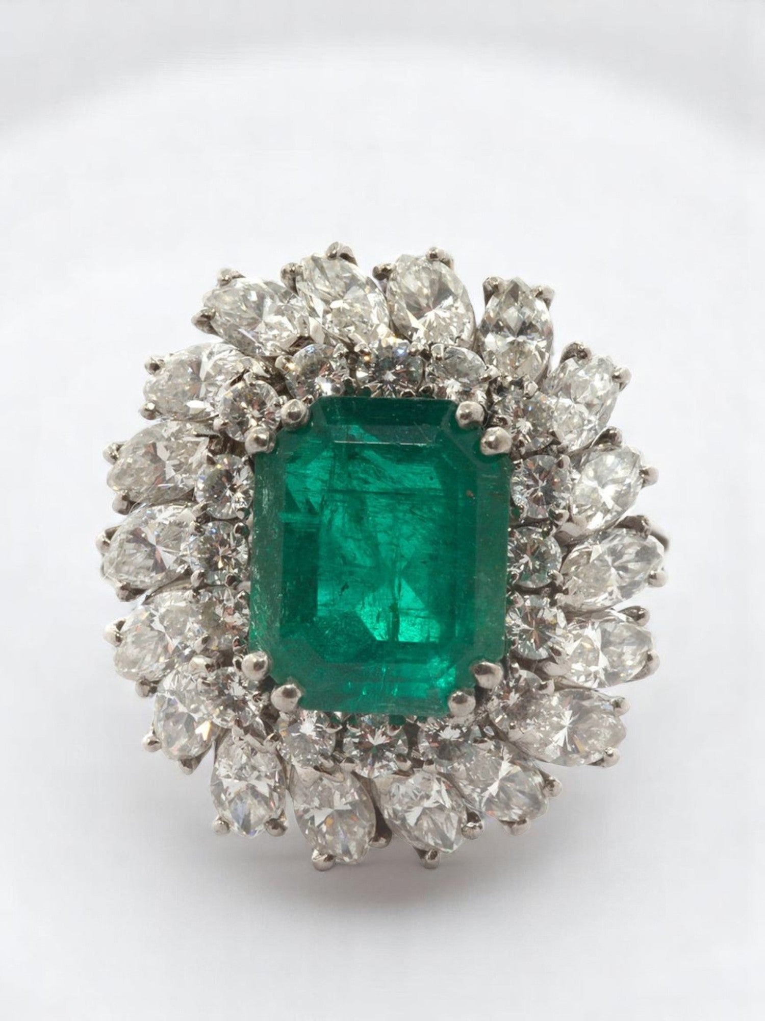 Bague en or blanc 18 carats sertie d'une émeraude