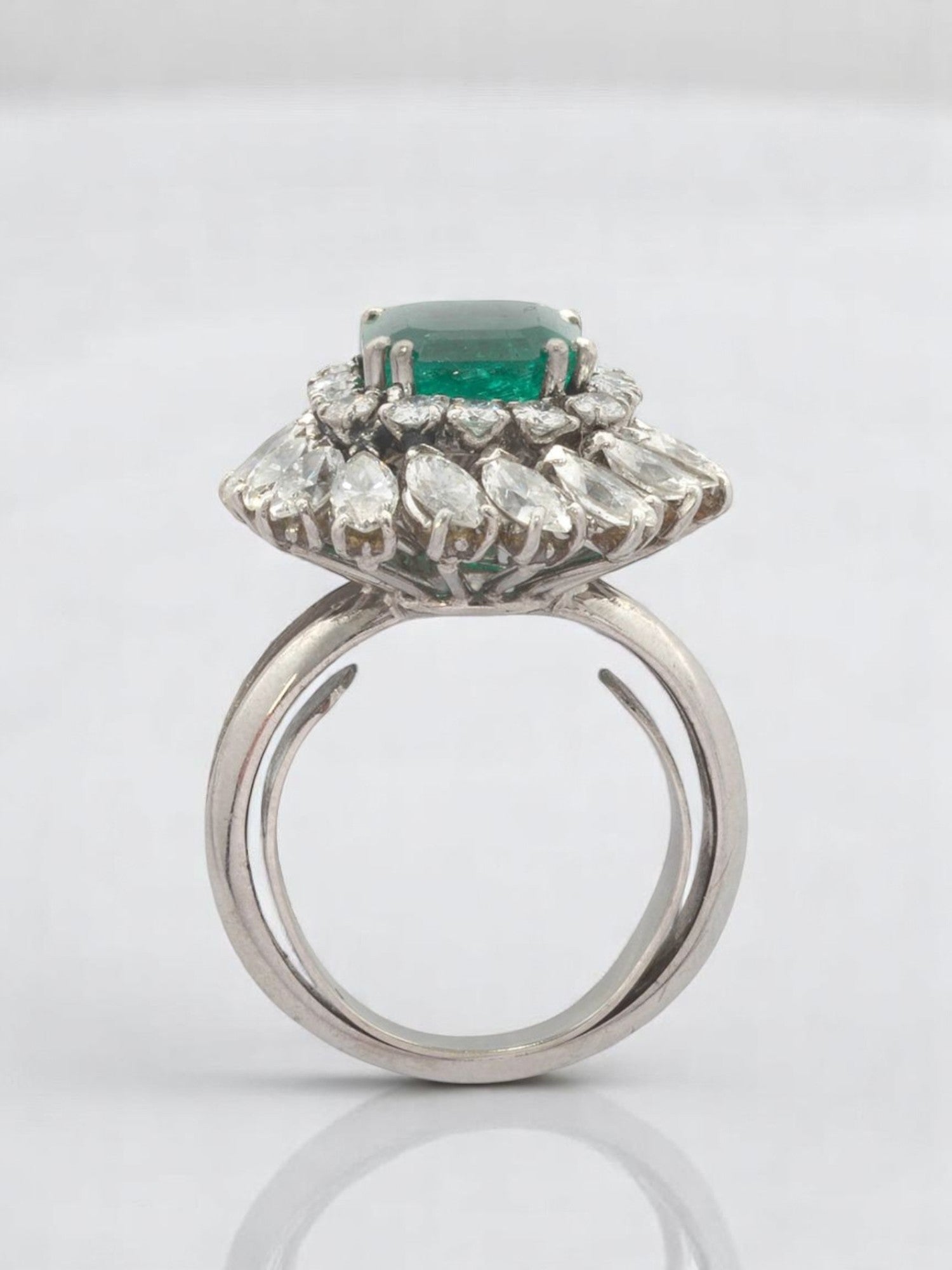 Bague en or blanc 18 carats sertie d'une émeraude