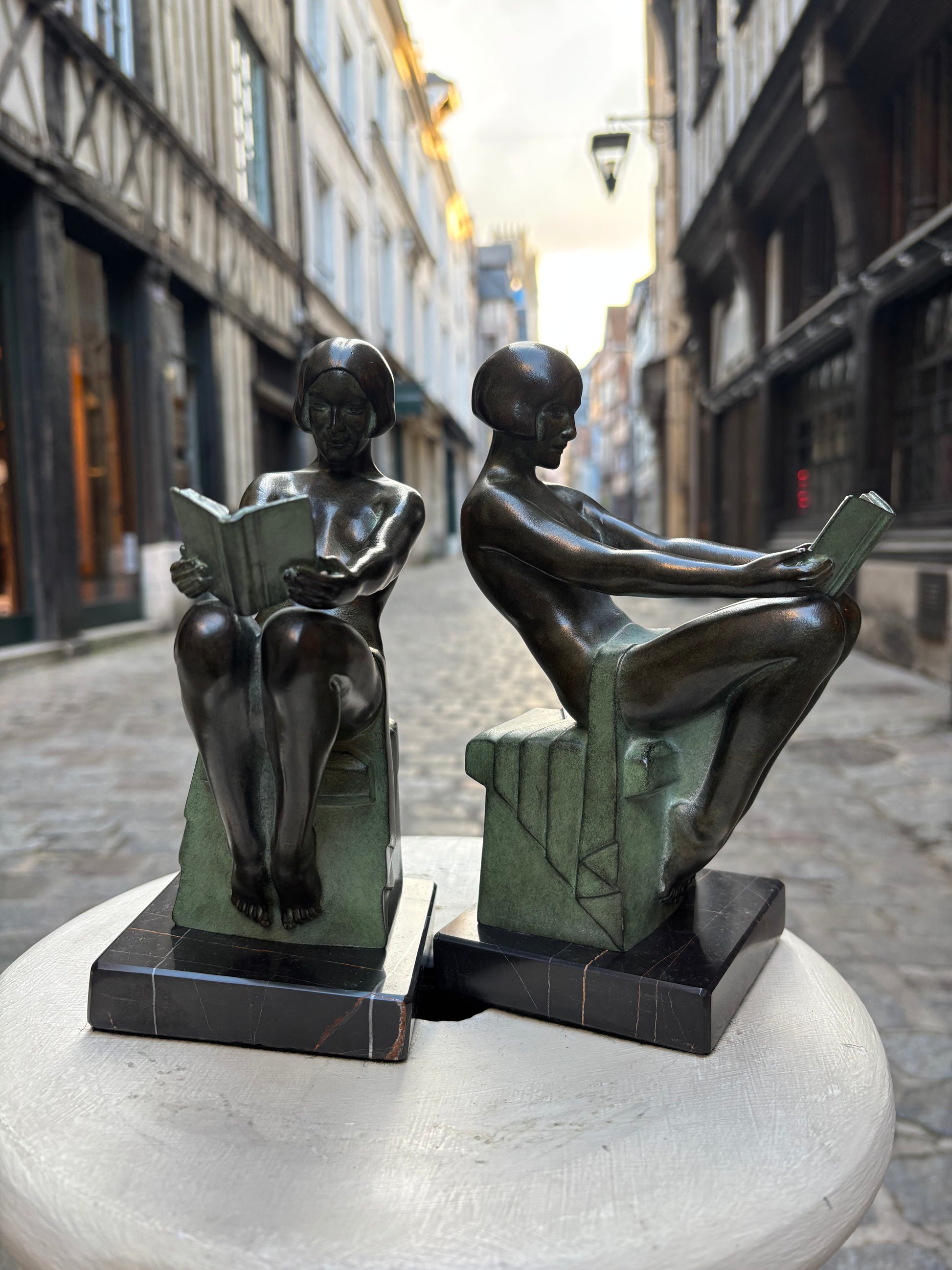 Paire de serre livres "Délassement"&nbsp;Max LE VERRIER, de style Art Déco avec cachet de fondeur Le Verrier.
Élégante composition représentant une femme à la lecture, conçue vers 1928 et réalisée en métal d'art patiné sur socle en marbre.
