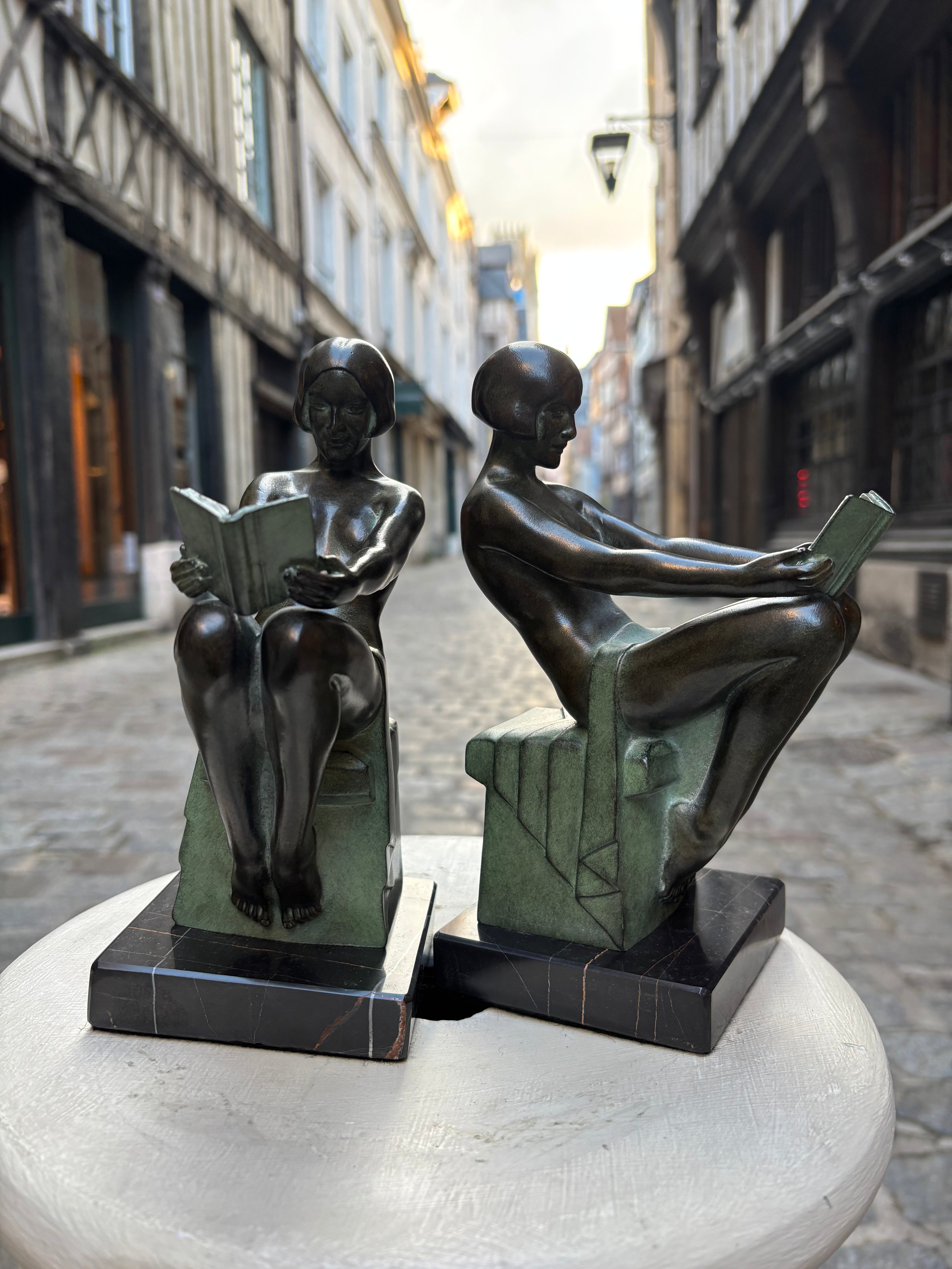 Paire de serre livres "Délassement"&nbsp;Max LE VERRIER, de style Art Déco avec cachet de fondeur Le Verrier.
Élégante composition représentant une femme à la lecture, conçue vers 1928 et réalisée en métal d'art patiné sur socle en marbre.
