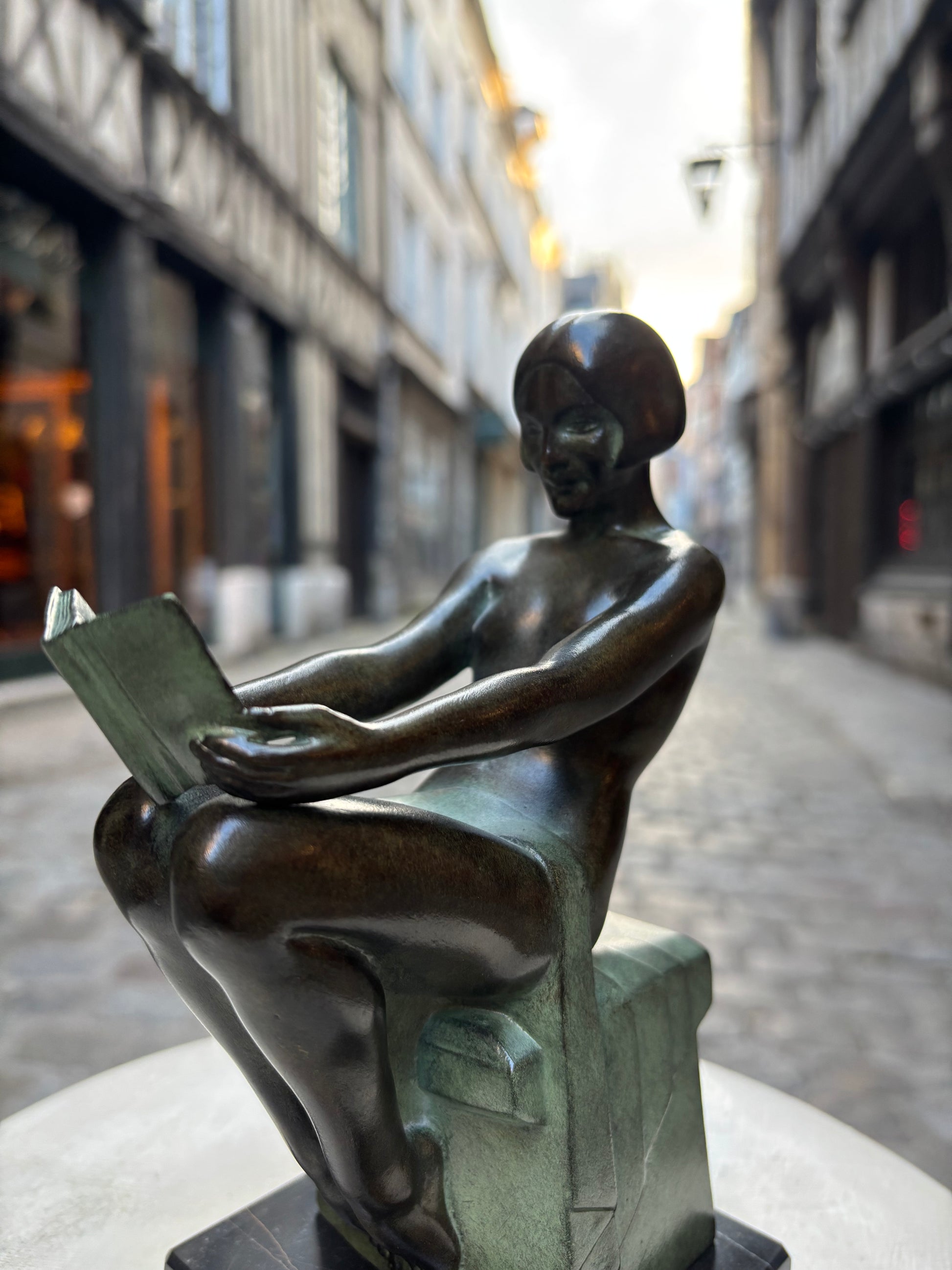 Paire de serre livres "Délassement"&nbsp;Max LE VERRIER, de style Art Déco avec cachet de fondeur Le Verrier.
Élégante composition représentant une femme à la lecture, conçue vers 1928 et réalisée en métal d'art patiné sur socle en marbre.