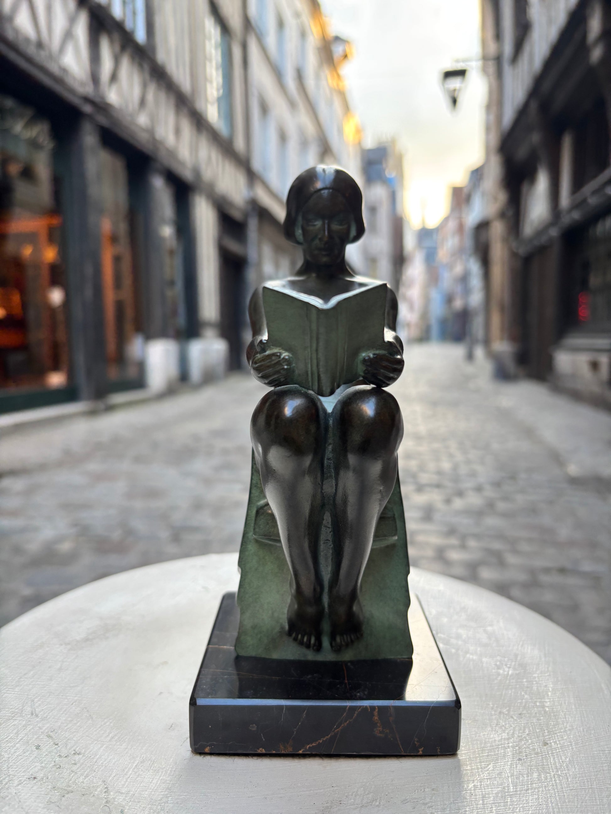 Paire de serre livres "Délassement"&nbsp;Max LE VERRIER, de style Art Déco avec cachet de fondeur Le Verrier.
Élégante composition représentant une femme à la lecture, conçue vers 1928 et réalisée en métal d'art patiné sur socle en marbre.