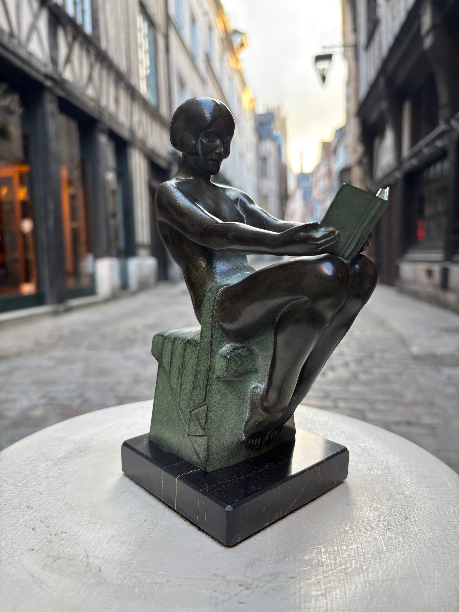 Paire de serre livres "Délassement";Max LE VERRIER, de style Art Déco avec cachet de fondeur Le Verrier.
Élégante composition représentant une femme à la lecture, conçue vers 1928 et réalisée en métal d'art patiné sur socle en marbre.