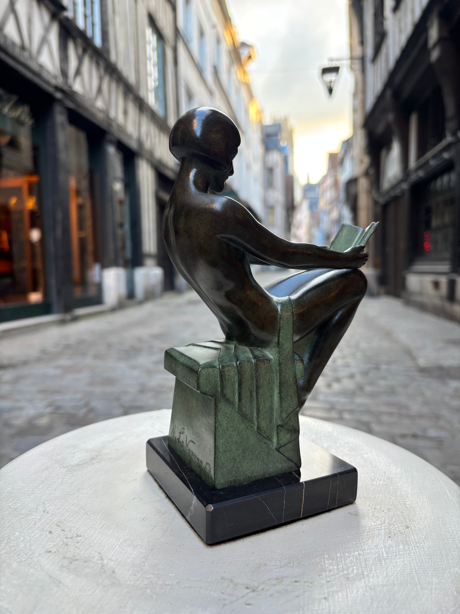 Paire de serre livres "Délassement"&nbsp;Max LE VERRIER, de style Art Déco avec cachet de fondeur Le Verrier.
Élégante composition représentant une femme à la lecture, conçue vers 1928 et réalisée en métal d'art patiné sur socle en marbre.