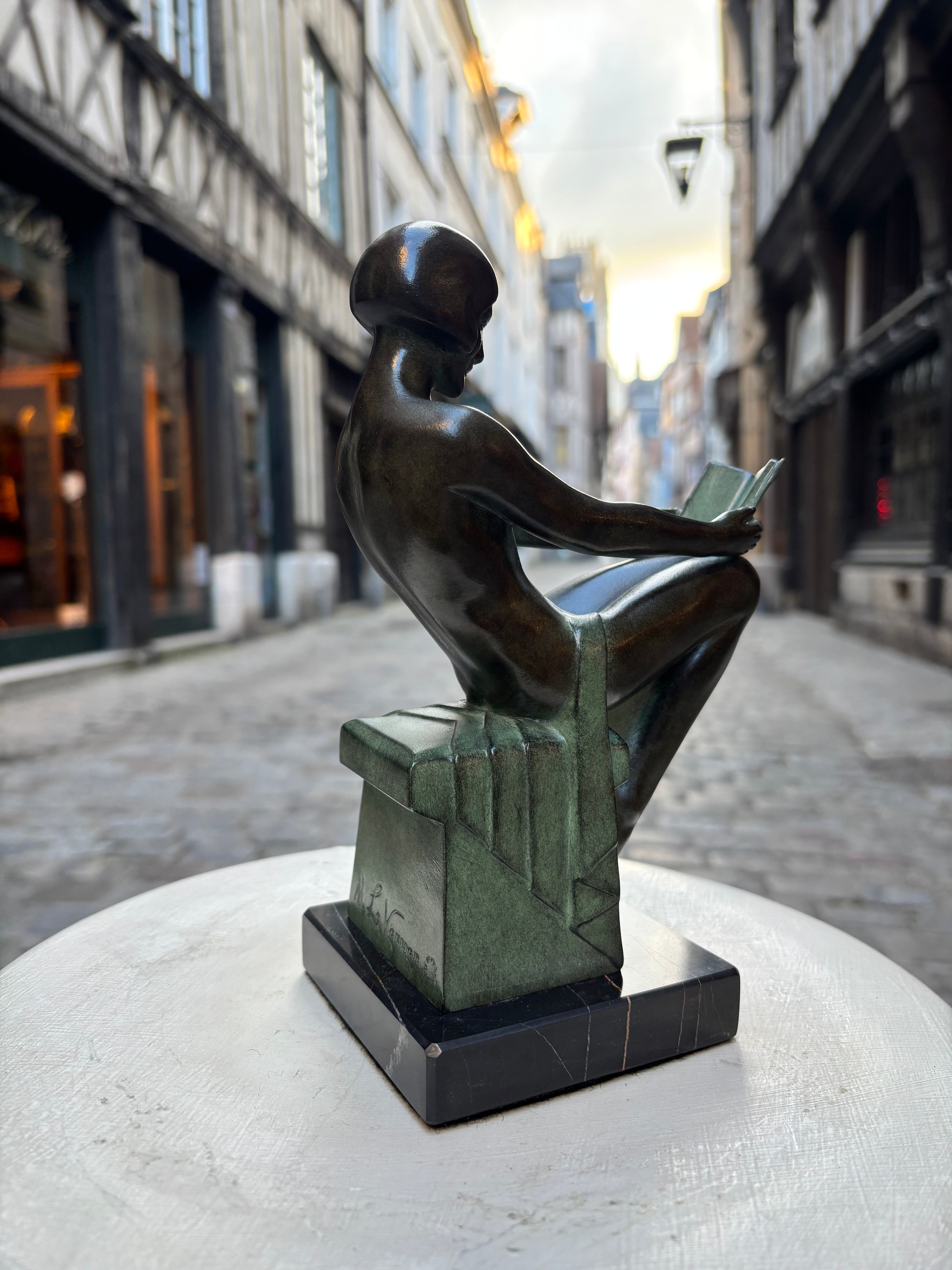 Paire de serre livres "Délassement"&nbsp;Max LE VERRIER, de style Art Déco avec cachet de fondeur Le Verrier.
Élégante composition représentant une femme à la lecture, conçue vers 1928 et réalisée en métal d'art patiné sur socle en marbre.