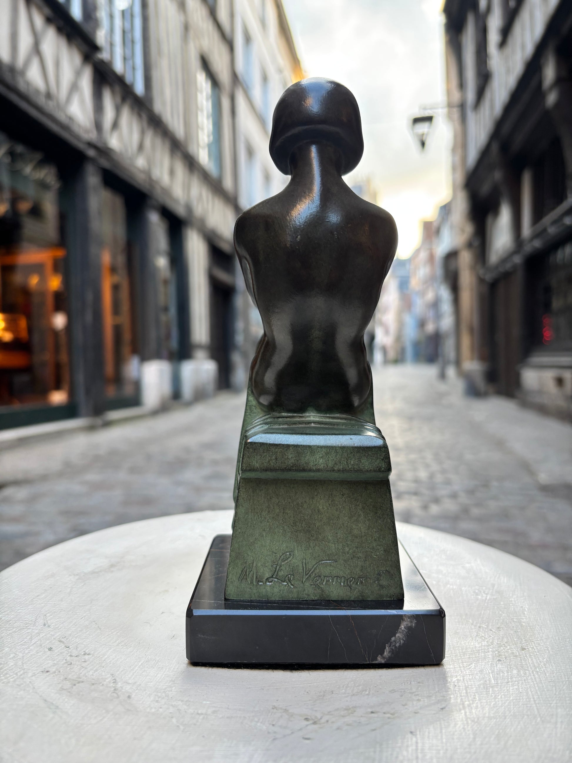 Paire de serre livres "Délassement"&nbsp;Max LE VERRIER, de style Art Déco avec cachet de fondeur Le Verrier.
Élégante composition représentant une femme à la lecture, conçue vers 1928 et réalisée en métal d'art patiné sur socle en marbre.