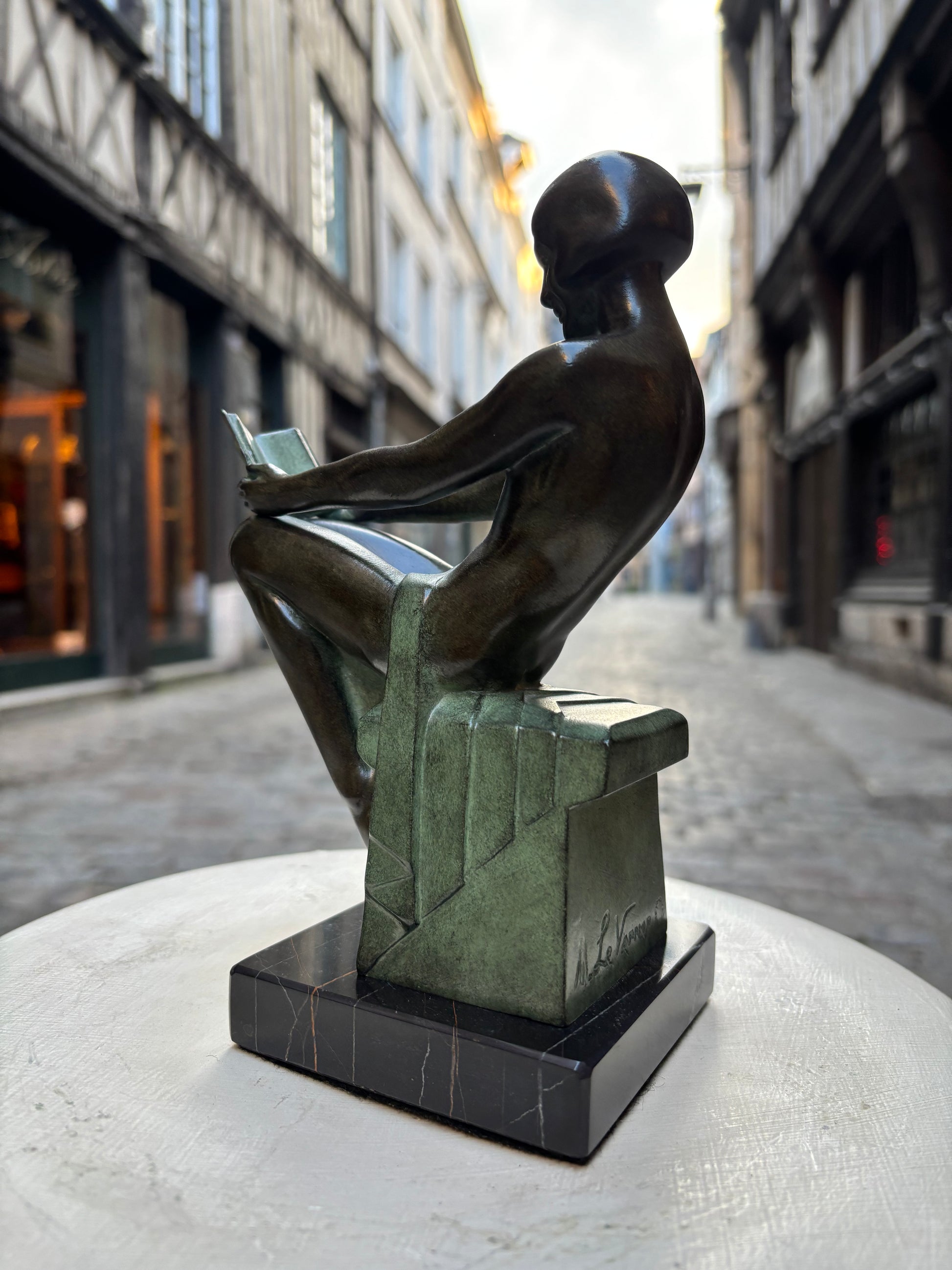 Paire de serre livres "Délassement"&nbsp;Max LE VERRIER, de style Art Déco avec cachet de fondeur Le Verrier.
Élégante composition représentant une femme à la lecture, conçue vers 1928 et réalisée en métal d'art patiné sur socle en marbre.
