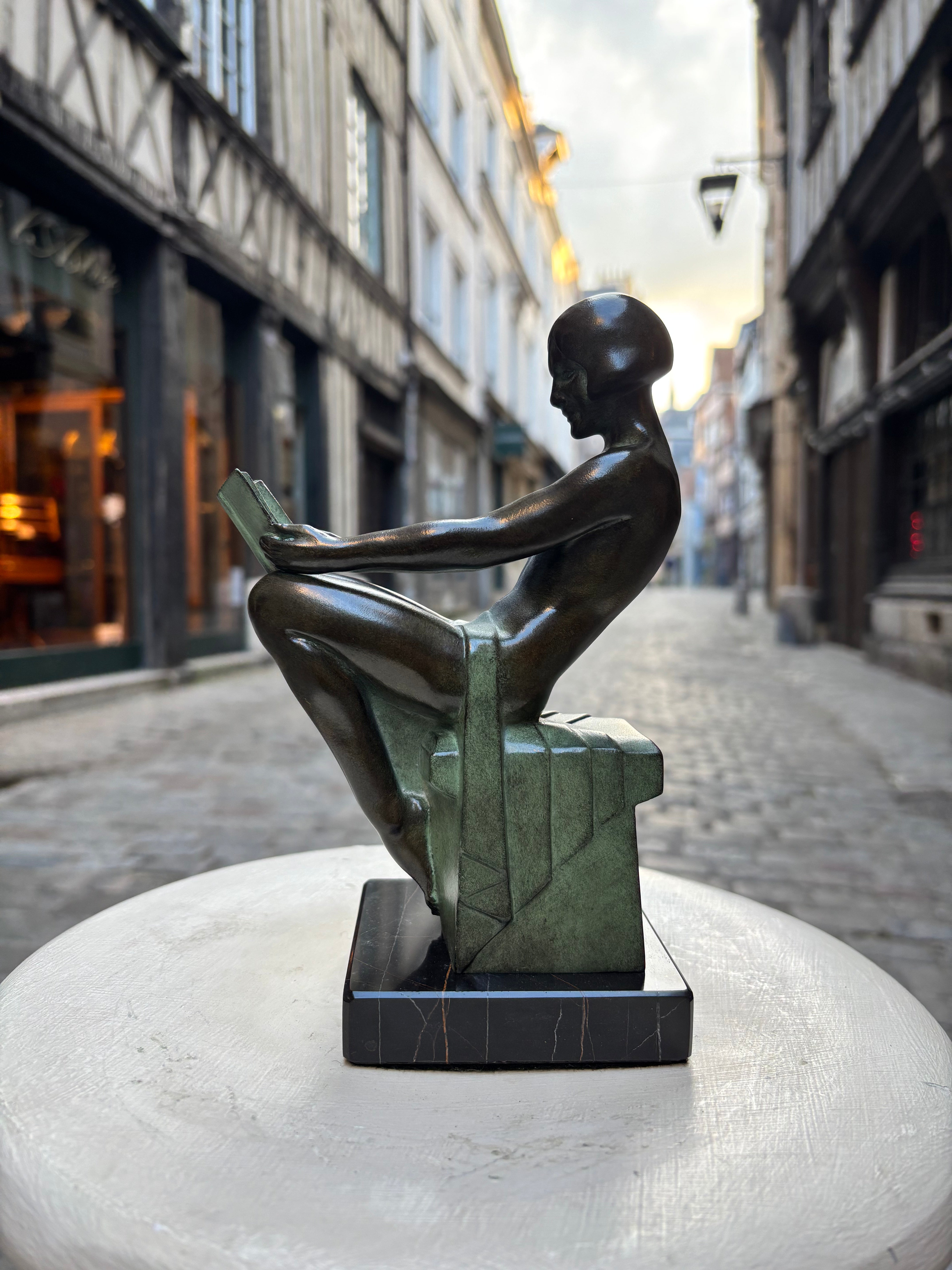 Paire de serre livres "Délassement"&nbsp;Max LE VERRIER, de style Art Déco avec cachet de fondeur Le Verrier.
Élégante composition représentant une femme à la lecture, conçue vers 1928 et réalisée en métal d'art patiné sur socle en marbre.