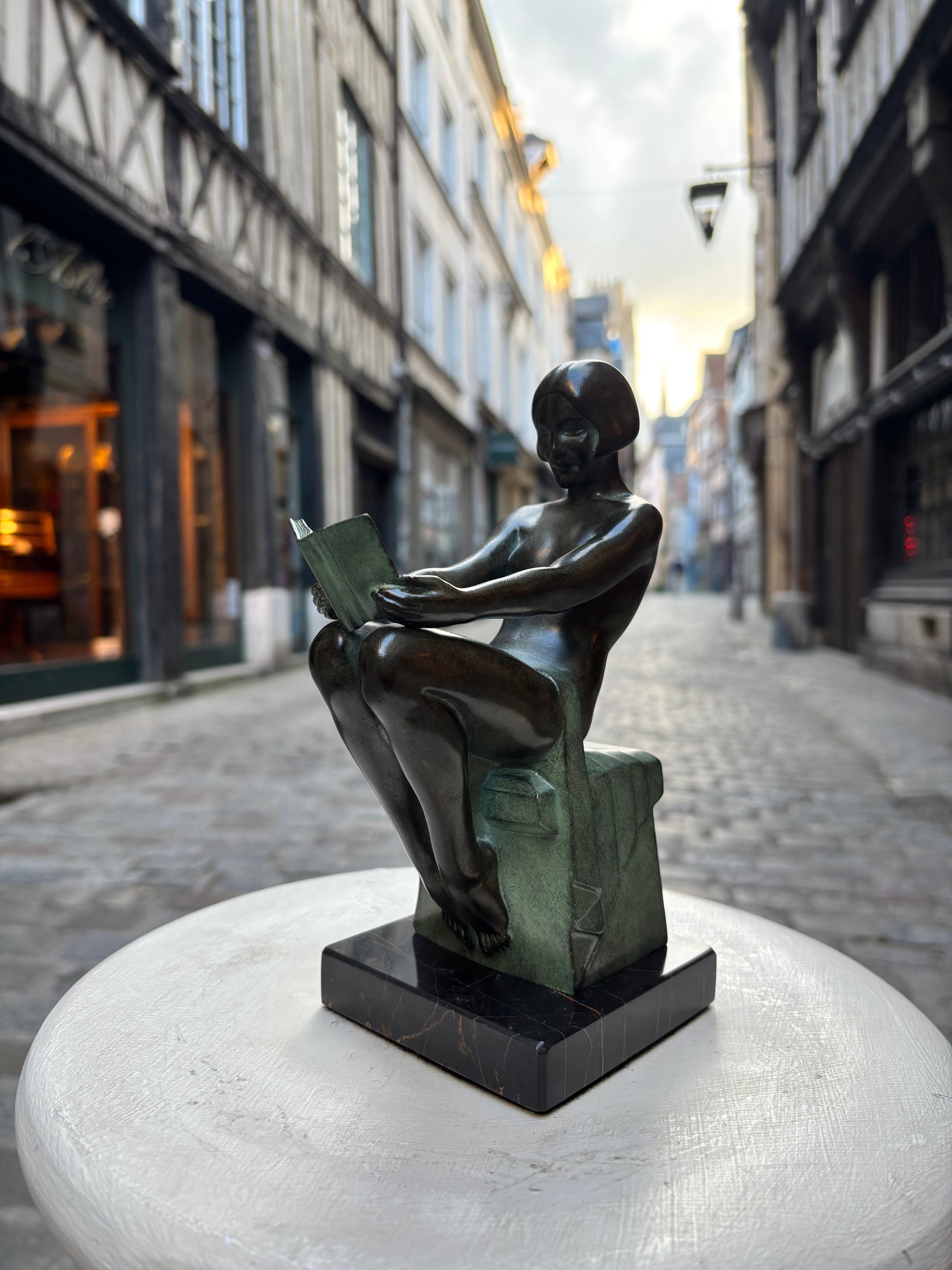Paire de serre livres "Délassement"&nbsp;Max LE VERRIER, de style Art Déco avec cachet de fondeur Le Verrier.
Élégante composition représentant une femme à la lecture, conçue vers 1928 et réalisée en métal d'art patiné sur socle en marbre.